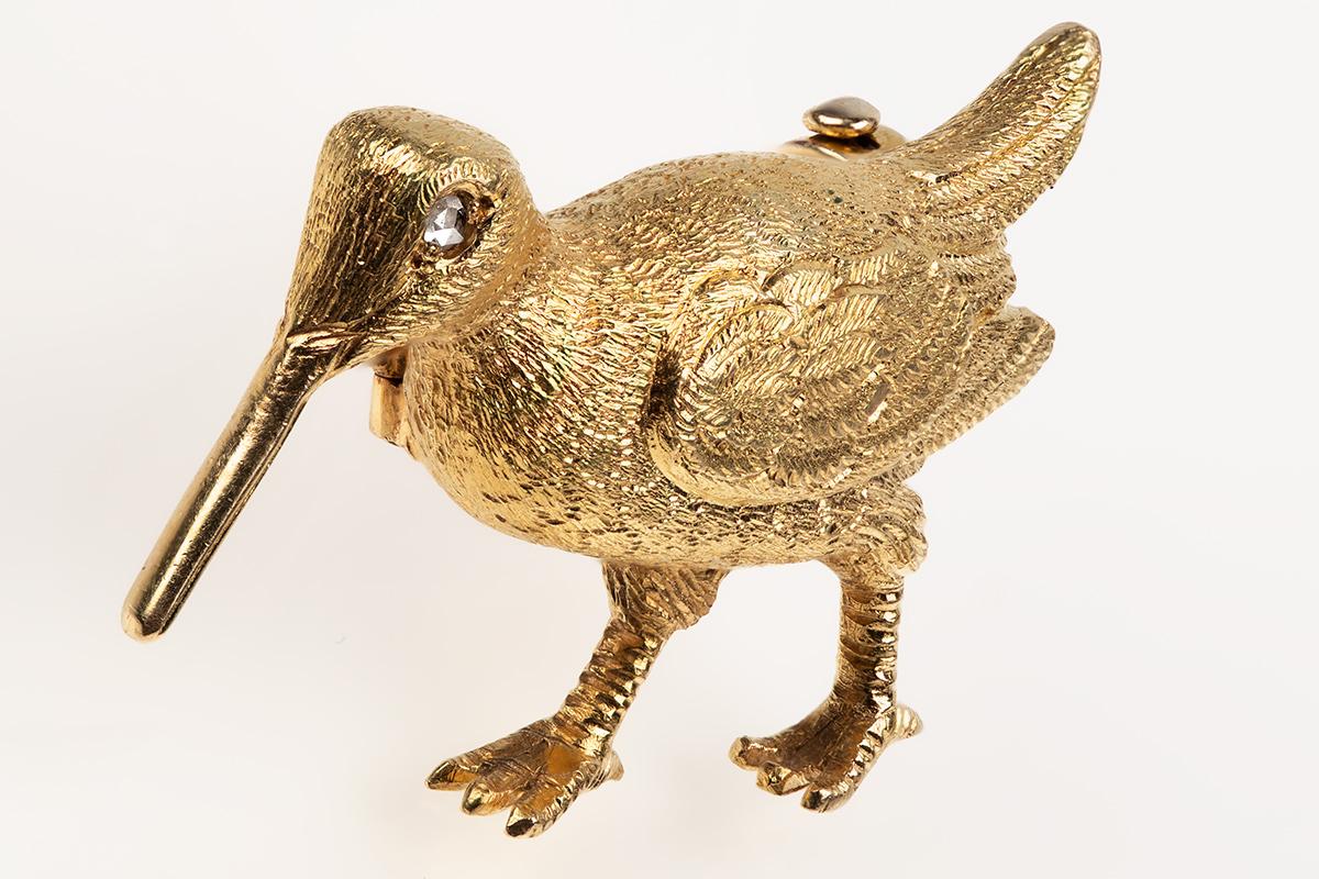 A heavy quality antique brooch of a standing snipe game bird in 18 carat yellow gold. Finely detailed with realistically chased plumage and a rose cut diamond eye. Safety catch to the fastening pin.
Measures 30mm in width x 17mm in height.
Antique