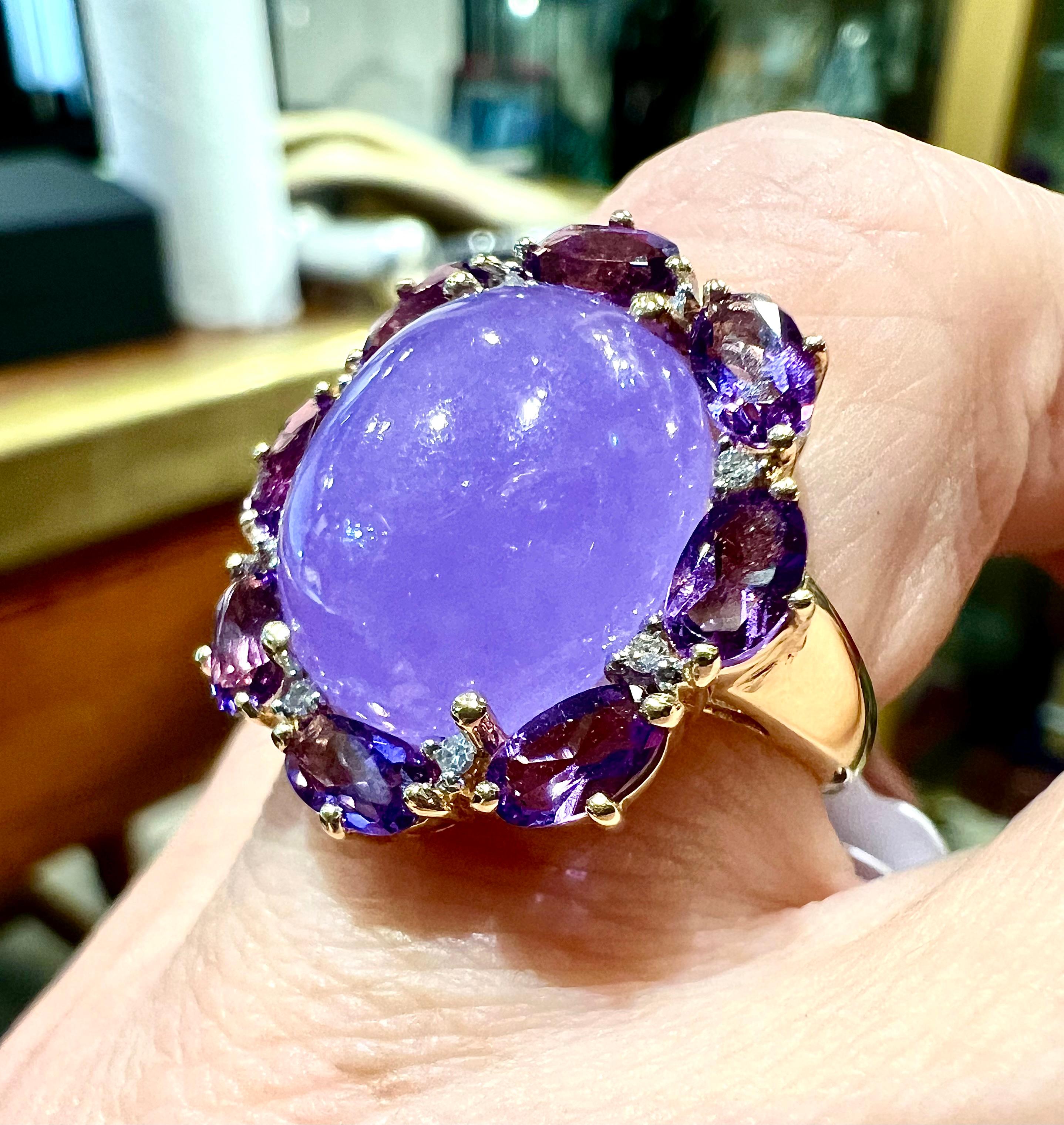 18 carat gold cabochon ring with lavender jade, amethysts and pavé diamonds For Sale 4