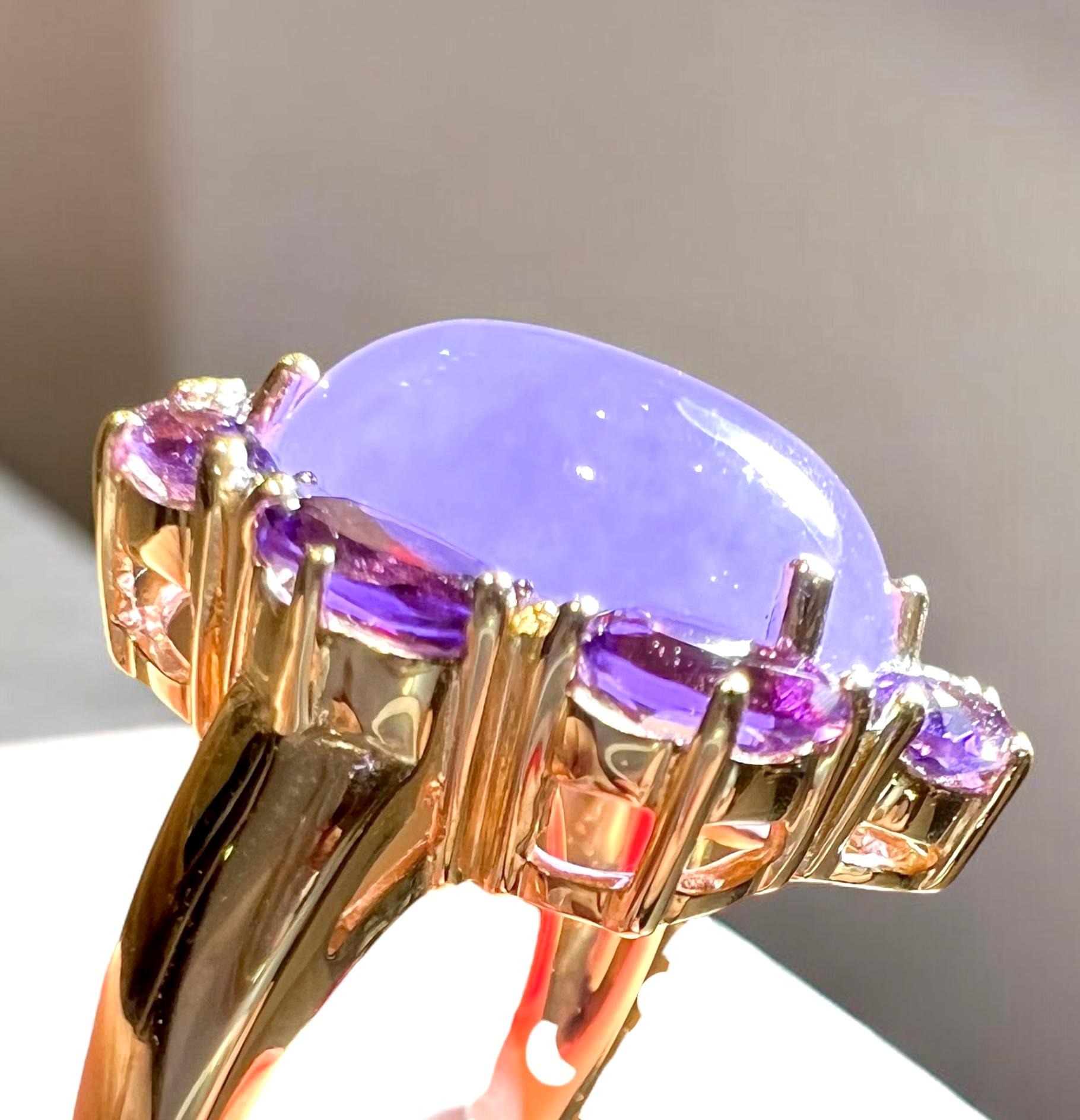 Original ring in 18-carat yellow gold

set with a lavender jade cabochon in a deep, uniform violet color,

surrounded by luminous faceted oval amethysts

and pavé diamonds.

Finger size :52, resizing available if required. 

Proportion of decorated