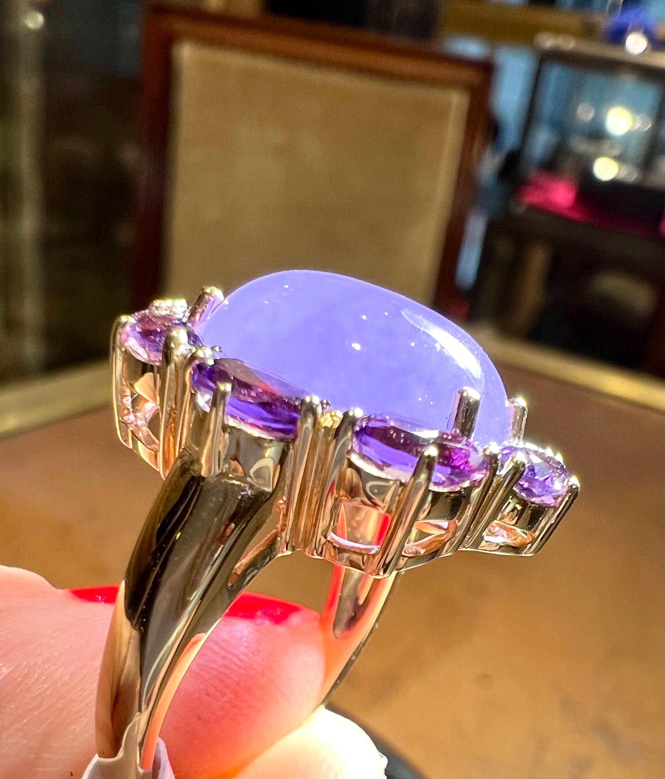 Cabochon-Ring aus 18 Karat Gold mit lavendelfarbener Jade, Amethysten und Pavé-Diamanten im Zustand „Gut“ im Angebot in SAINT-OUEN-SUR-SEINE, FR