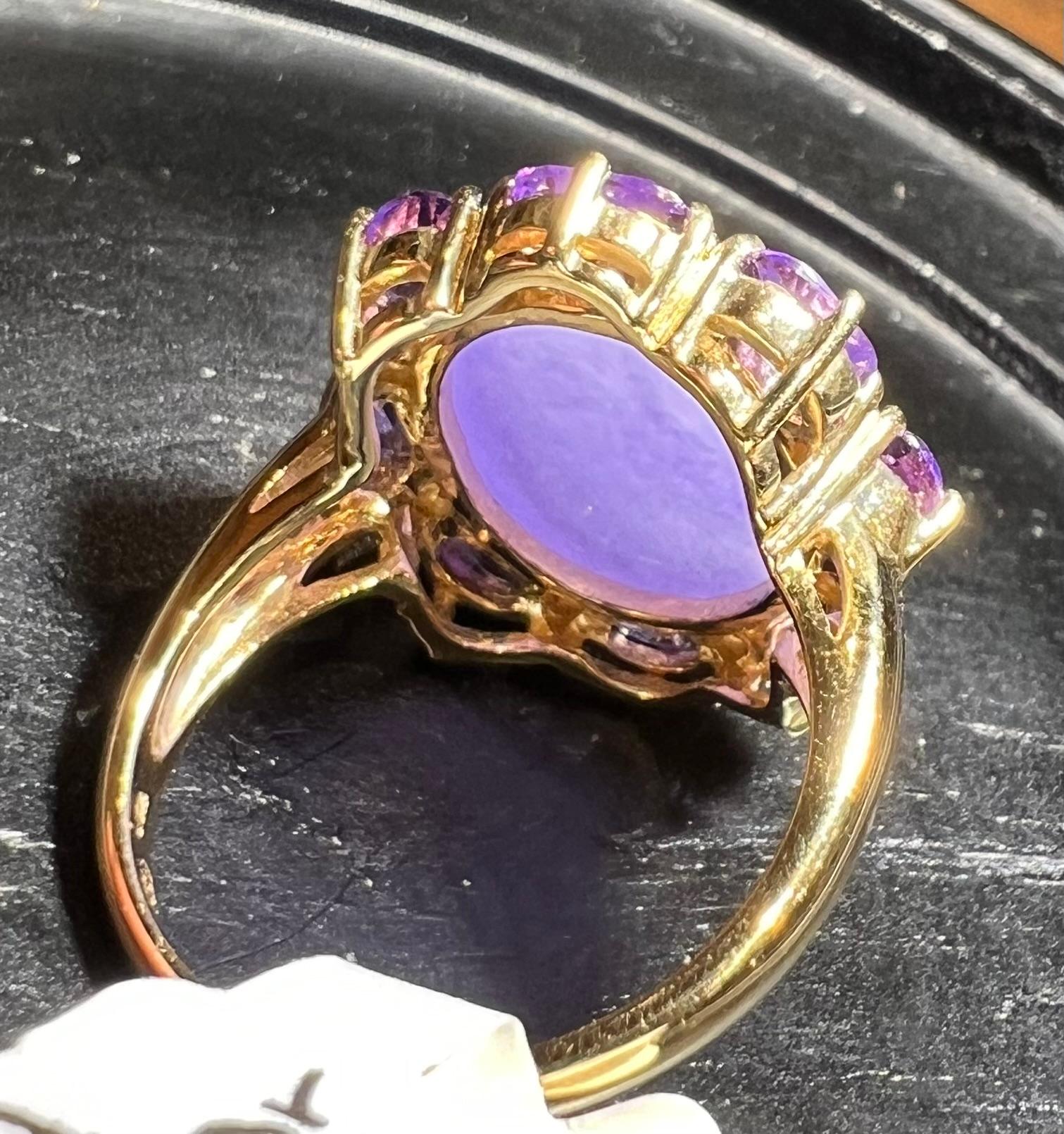 18 carat gold cabochon ring with lavender jade, amethysts and pavé diamonds In Good Condition For Sale In SAINT-OUEN-SUR-SEINE, FR