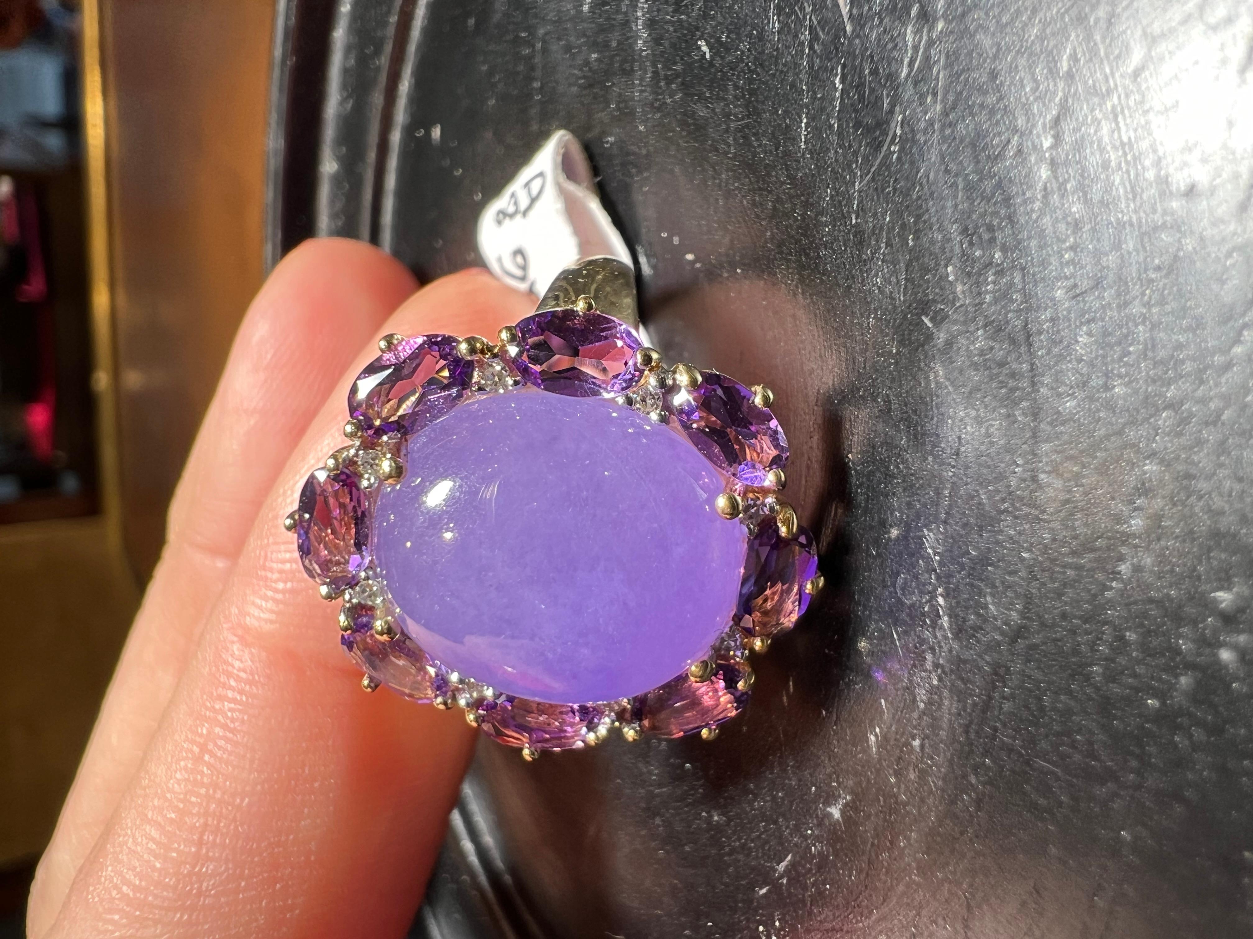 Women's 18 carat gold cabochon ring with lavender jade, amethysts and pavé diamonds For Sale