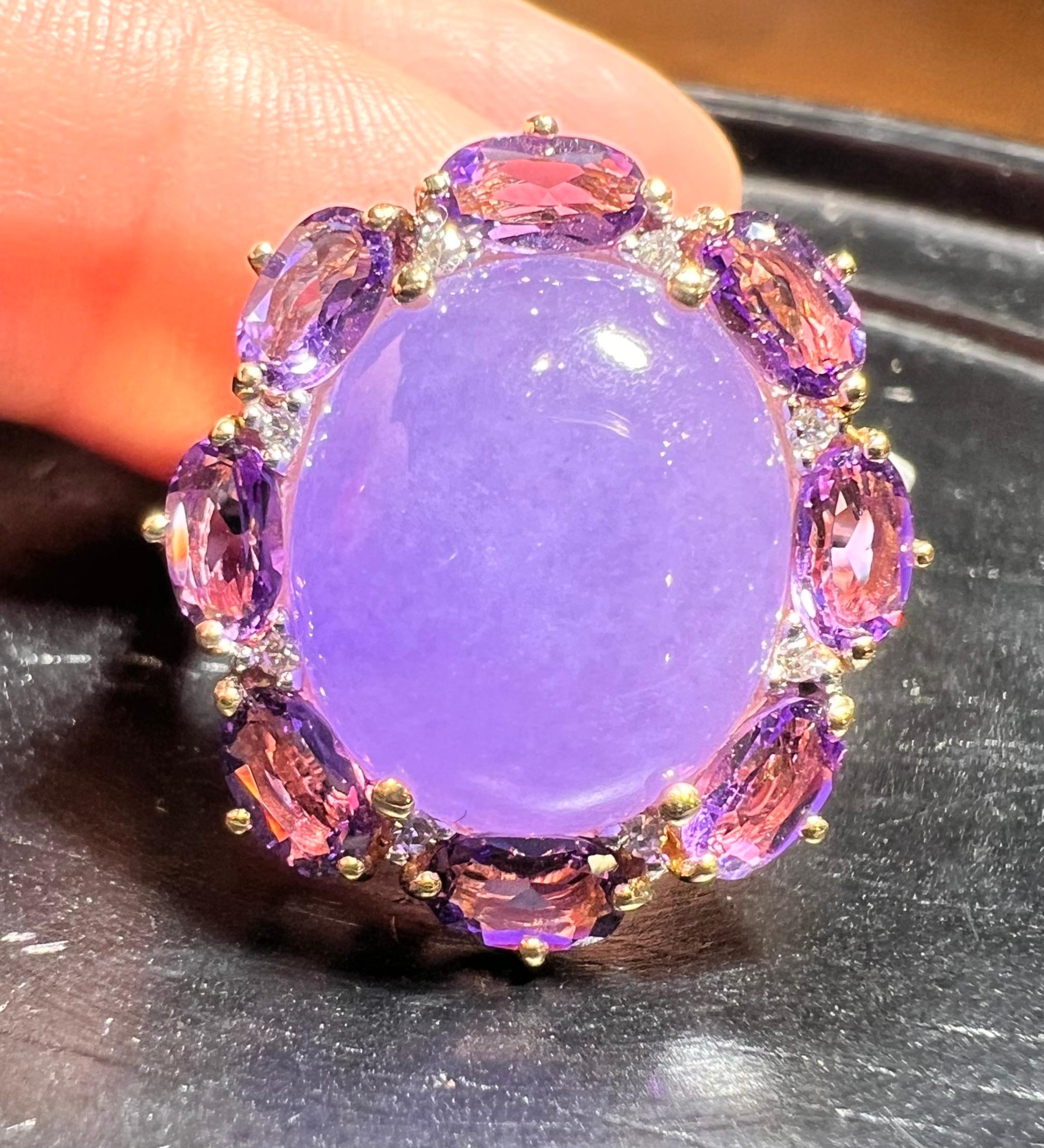 18 carat gold cabochon ring with lavender jade, amethysts and pavé diamonds For Sale 1