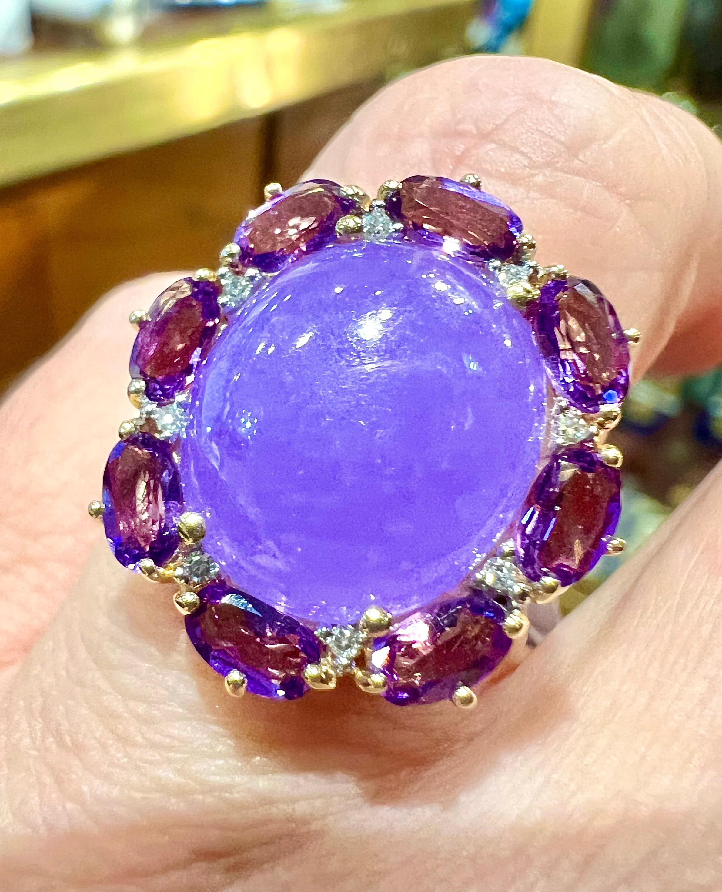 18 carat gold cabochon ring with lavender jade, amethysts and pavé diamonds For Sale 3