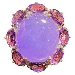 Anillo cabujón de oro de 18 quilates con jade lavanda, amatistas y pavé de diamantes