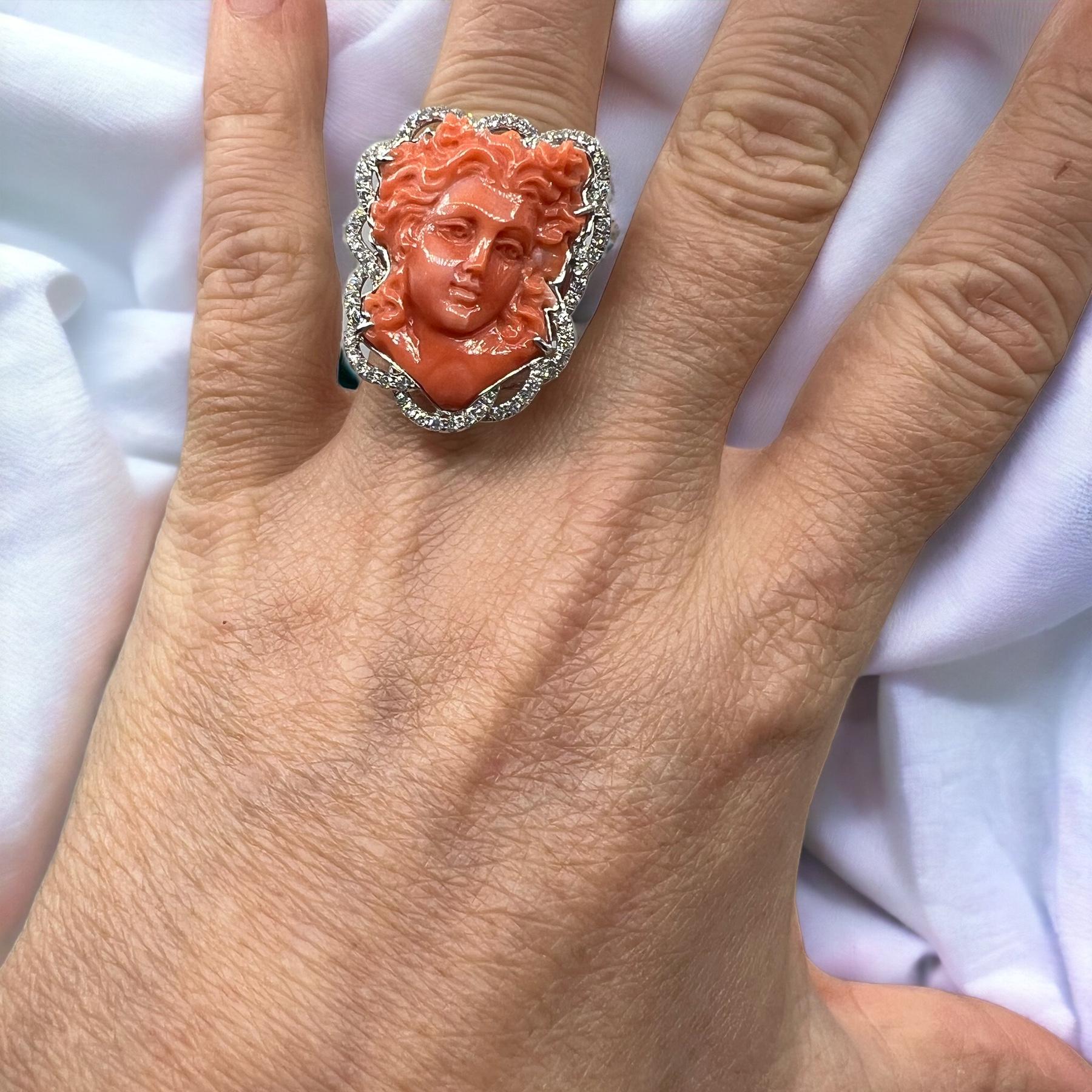 Spectacular Cocktail ring in 18 carat white gold set with a superb cameo in coral surrounded by diamonds
spectacular ring in 18 carat white gold set with a cameo in coral representing an elegant profile of a woman.
We will notice the finesse of the