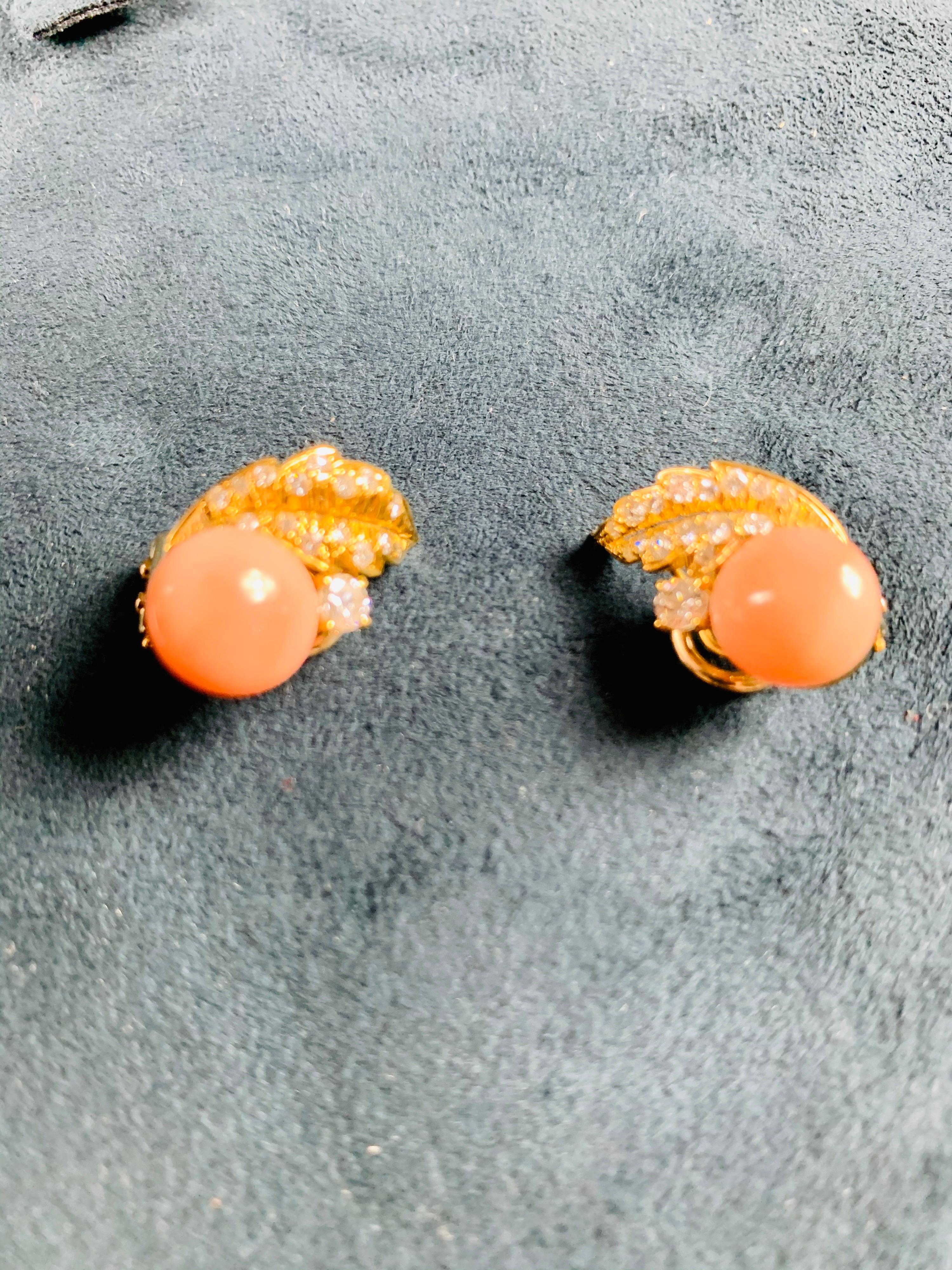 18 Carat Gold Coral and Diamond Earrings and Necklass Set For Sale 5