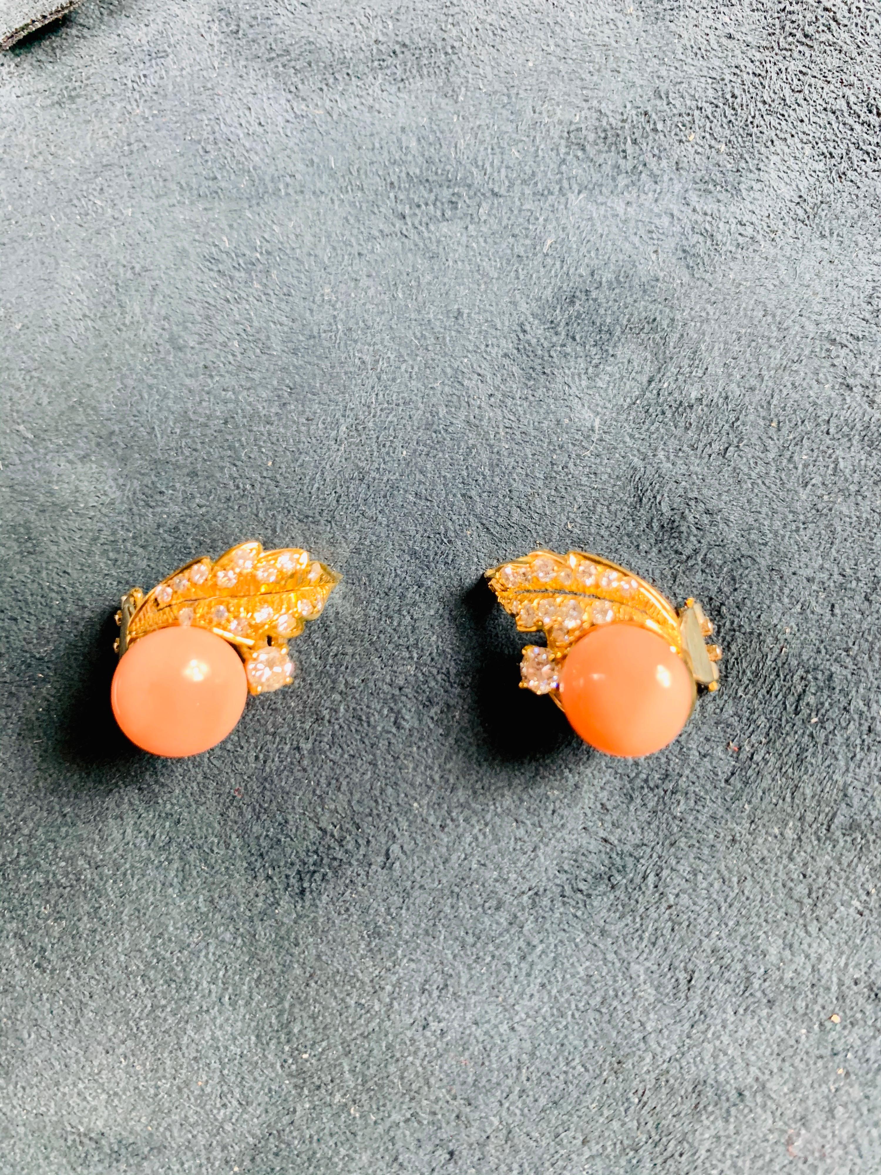 Round Cut 18 Carat Gold Coral and Diamond Earrings and Necklass Set For Sale