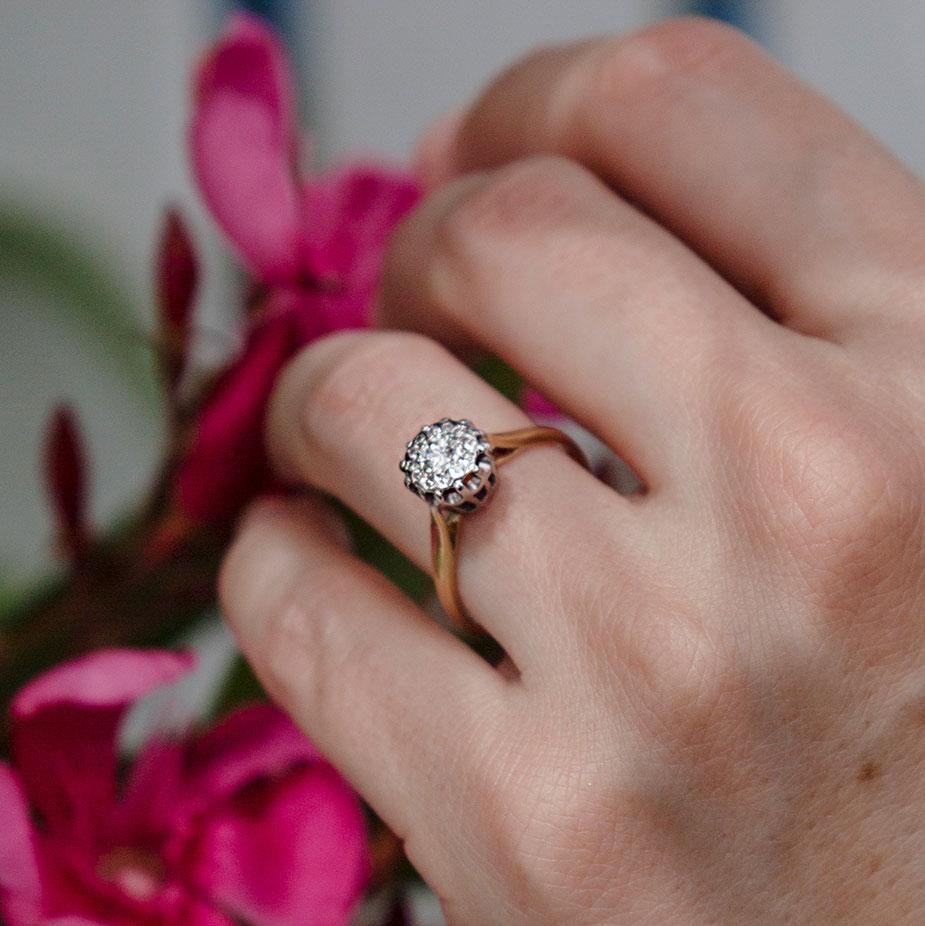 18 Carat Gold Daisy Cluster Round Brilliant Cut Diamond Vintage Ring In Good Condition In Hamilton, AU