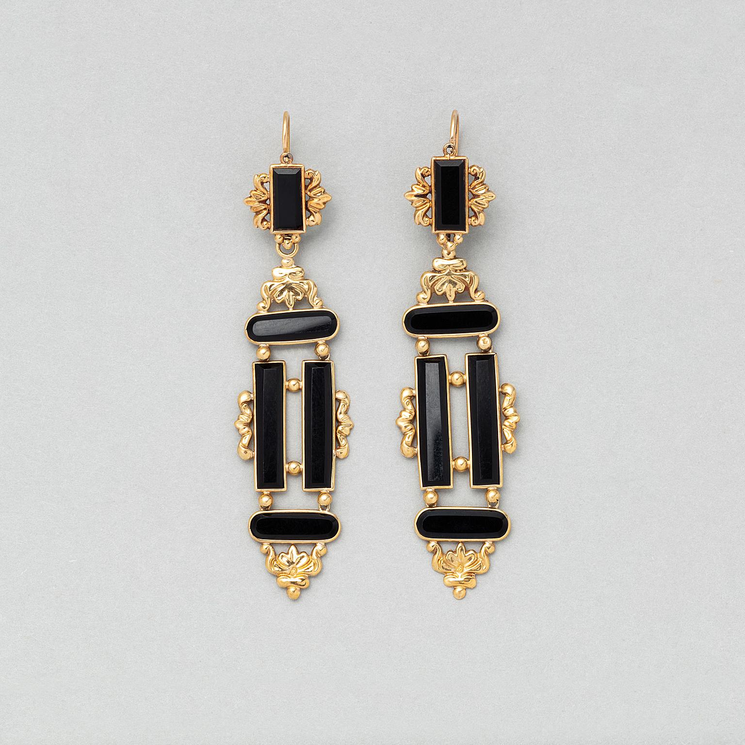 A pair 18 carat gold and onyx - day and night -  earrings, with floral decorations and recantgular onyx plaques, Dutch import mark a boar s head, circa 1840, 1831-1893.

weight: 4.58 gram
dimensions: 6.5 x 1.5 cm