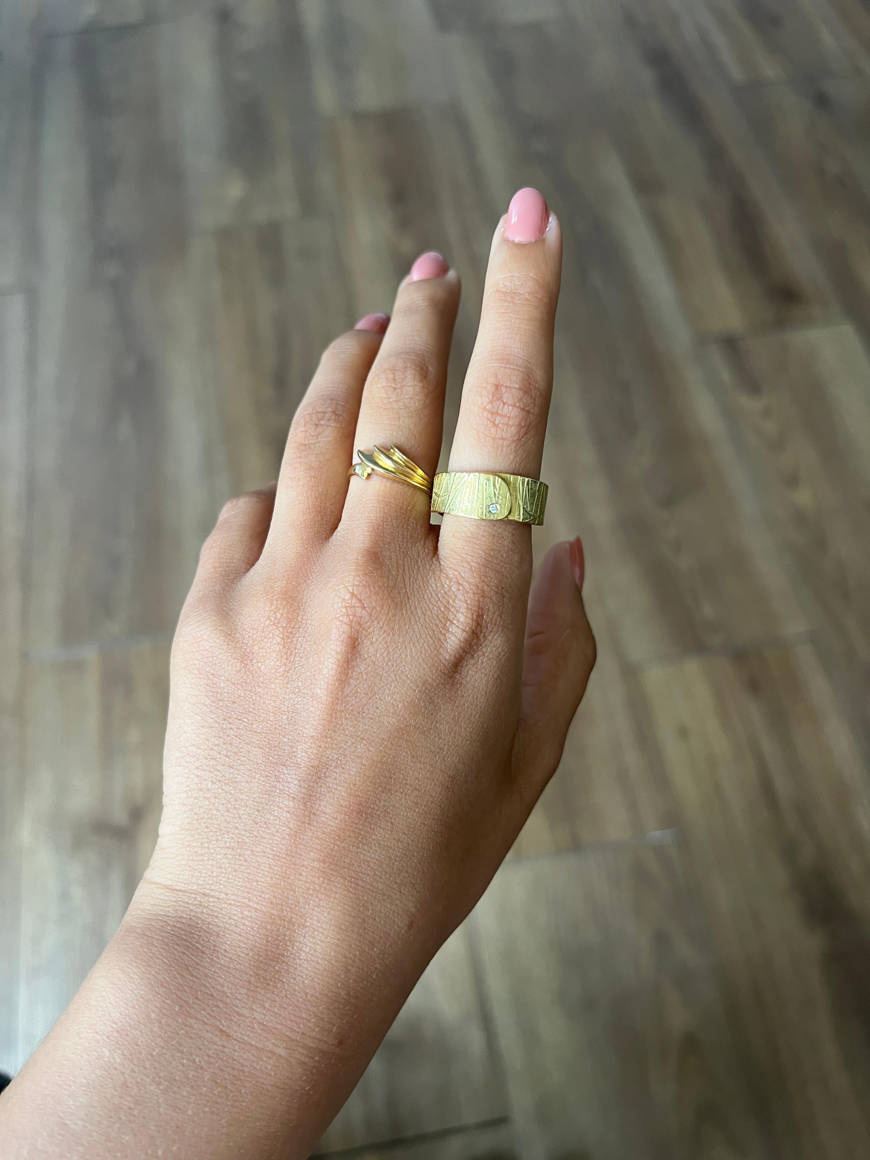 Discover this magnificent ring in 18-carat gold, certified by two French master hallmarks, one of which is an eagle's head, guaranteeing exceptional gold quality at 750 thousandths. This unique piece features a finely worked exterior with delicate