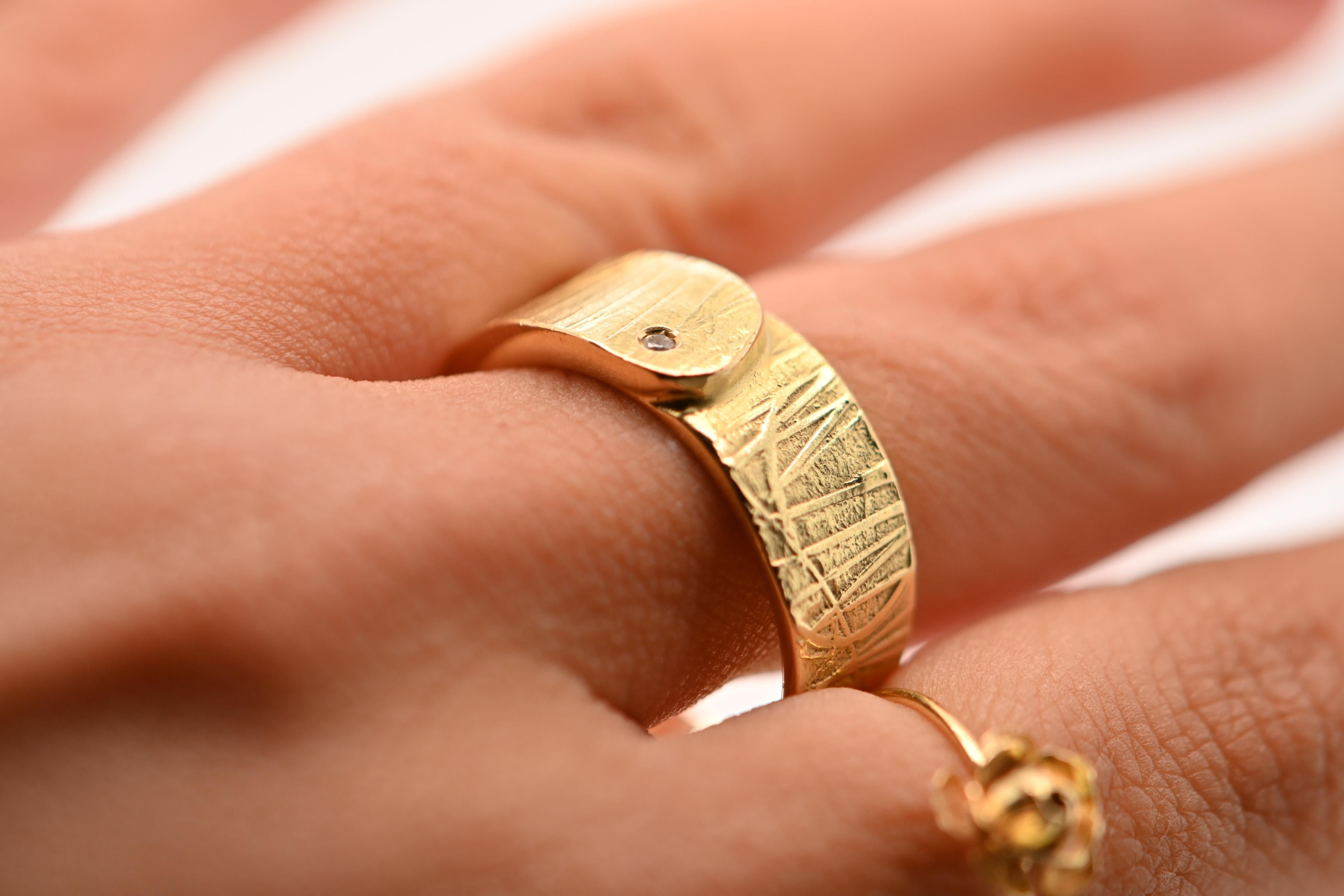 18 Carat Gold Diamond Band Ring In New Condition For Sale In Vannes, FR