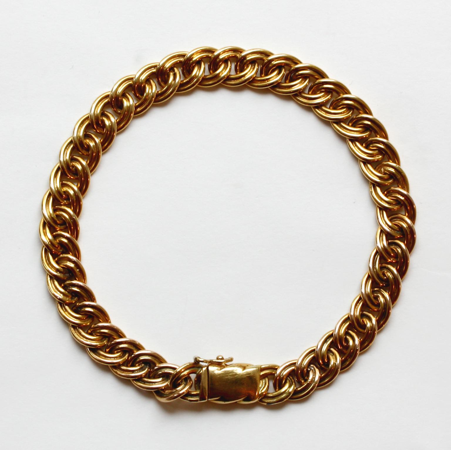 An 18 carat gold bracelet with flat double oval links, with an invisible lock and safety lock, Dutch, circa 1910.

length: 18.8 cm suitable for a wrist from 16 – 18 cm
weight: 21.03 grams
width: 0.8 cm