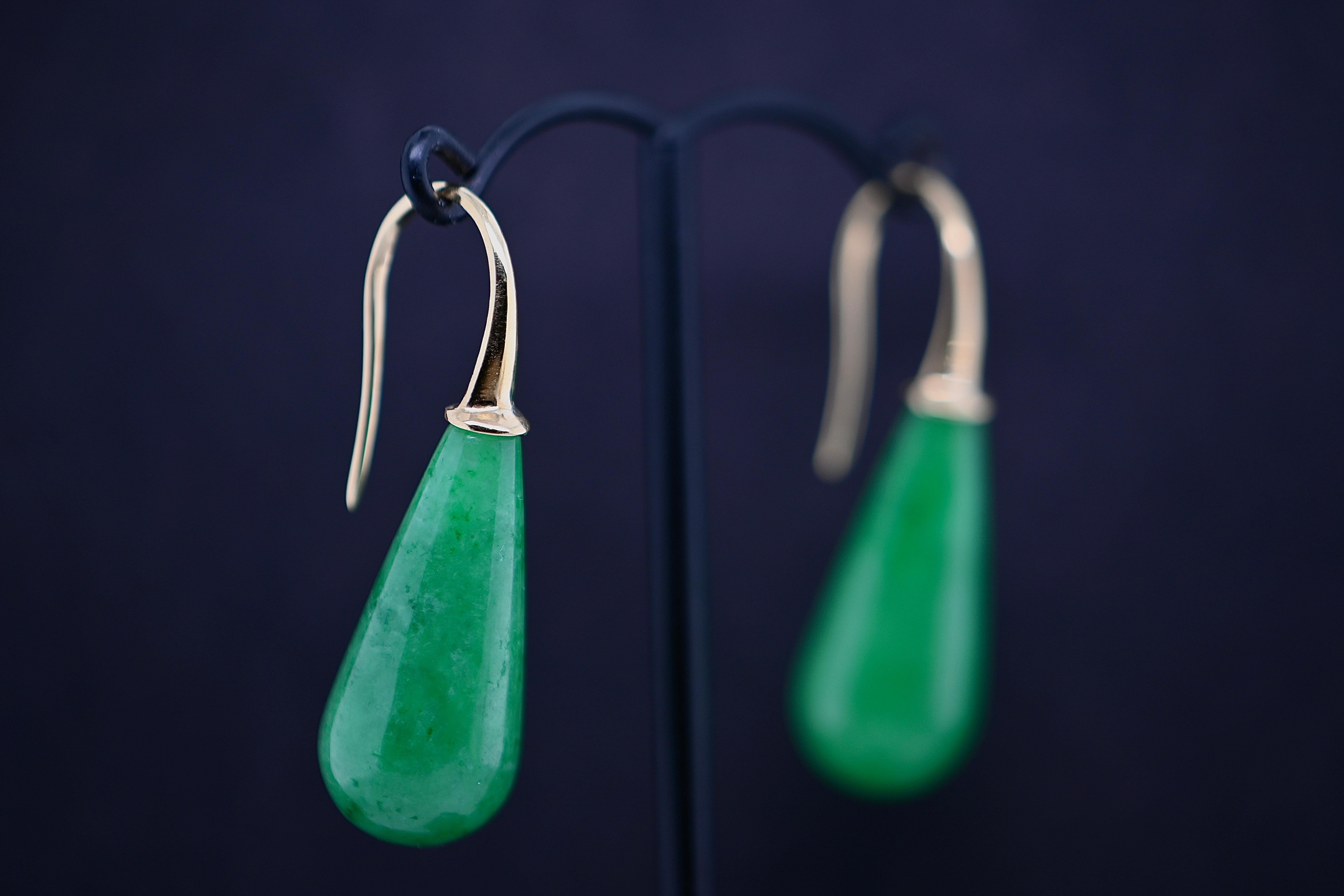 Modern 18-Carat Gold Drop Earrings with Jade Stone For Sale