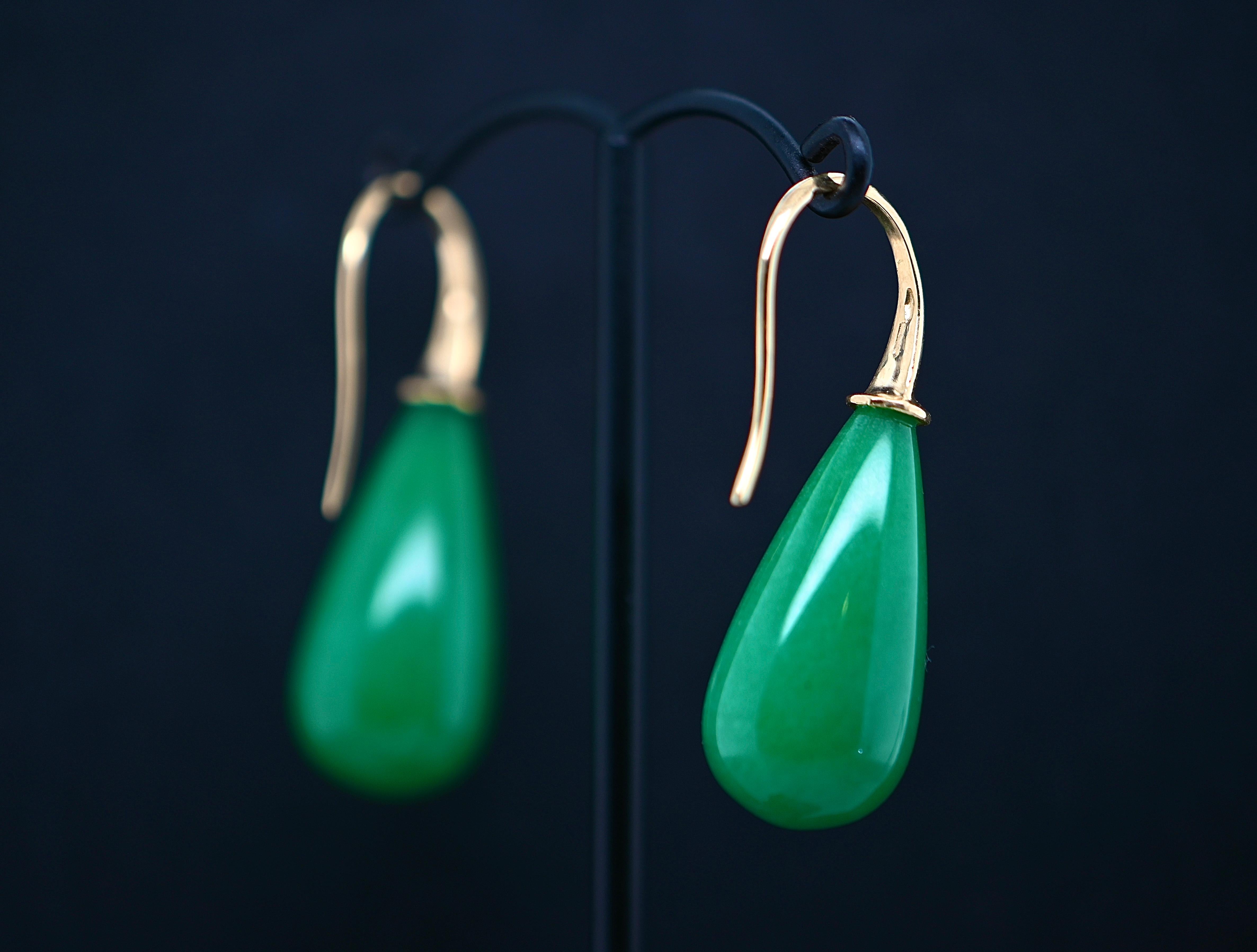 Pear Cut 18-Carat Gold Drop Earrings with Jade Stone For Sale