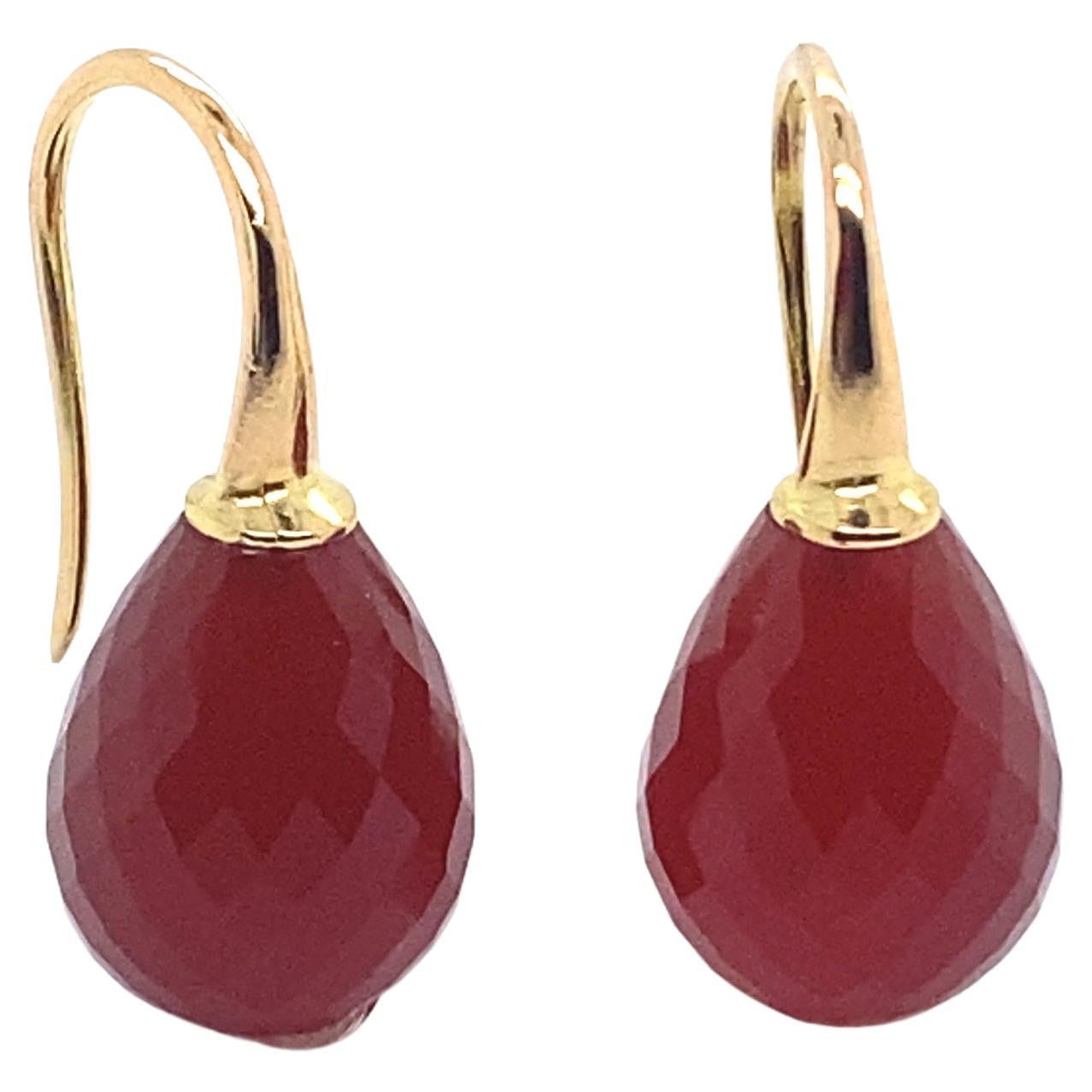 Welcome to our showcase page, where we are delighted to present this magnificent 18-carat gold earring, accompanied by a briolette cut in red agate, a unique piece that combines elegance and originality.

This 18-carat gold earring is a work of