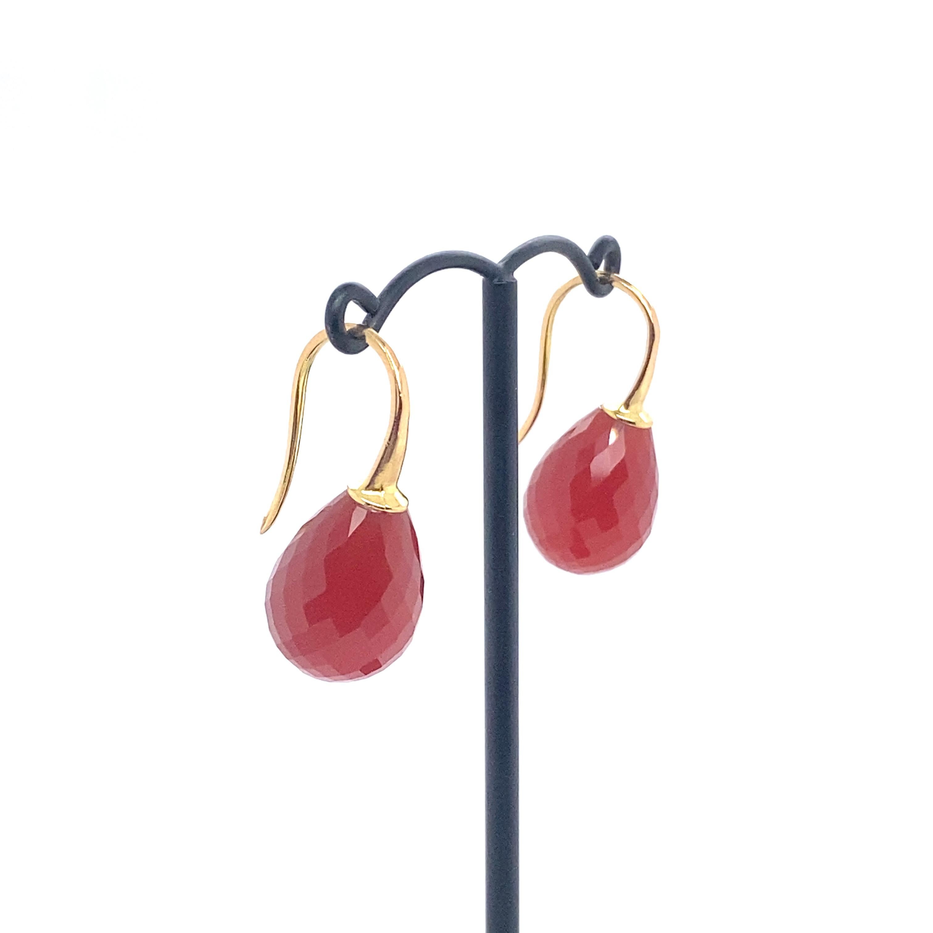 18 Carat Gold Earring with a Red Agate Briolette Cut For Sale 2