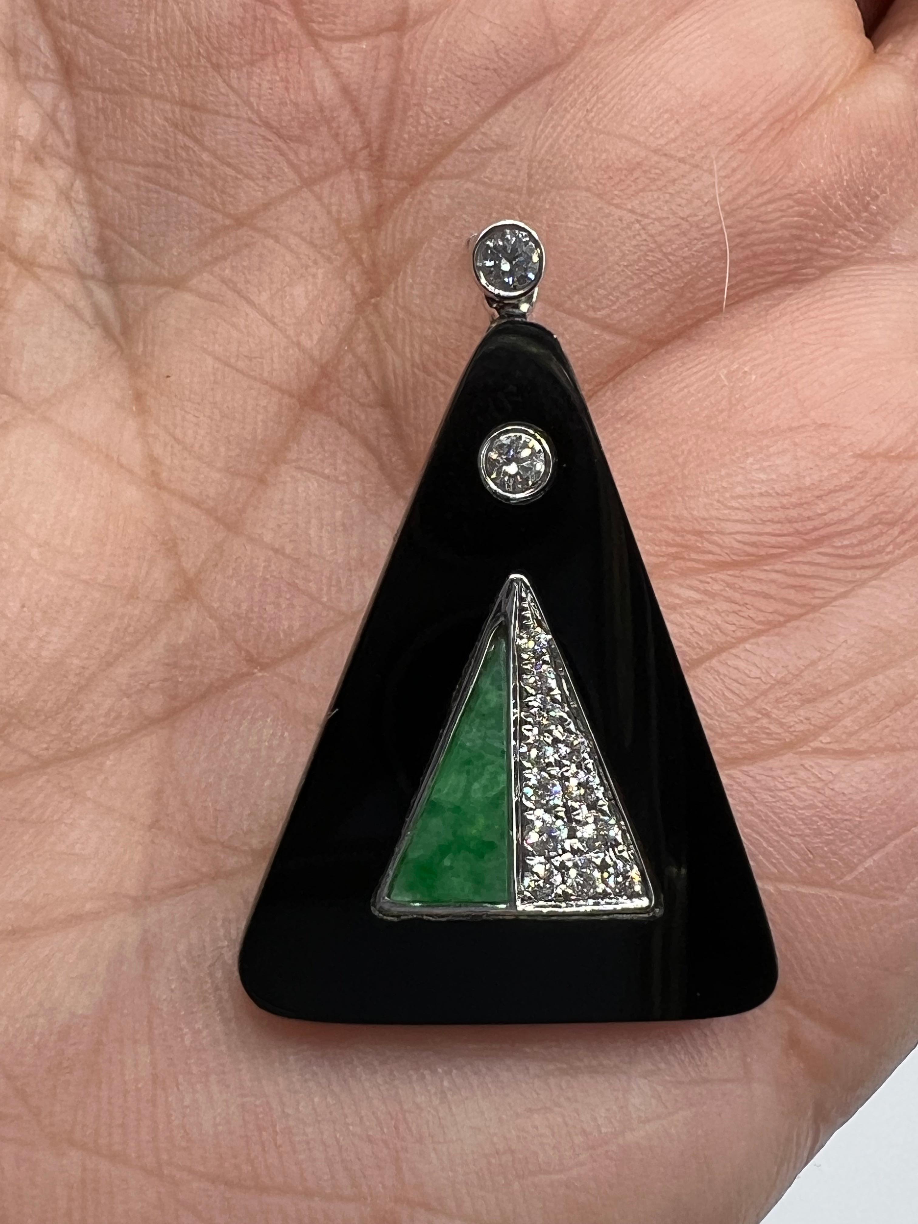 18ct gold earrings set with diamonds, jade and black onyx.
for pierced ears,
total weight: 6.34 grams
height: 3cm
width at the base of the triangle: a base of