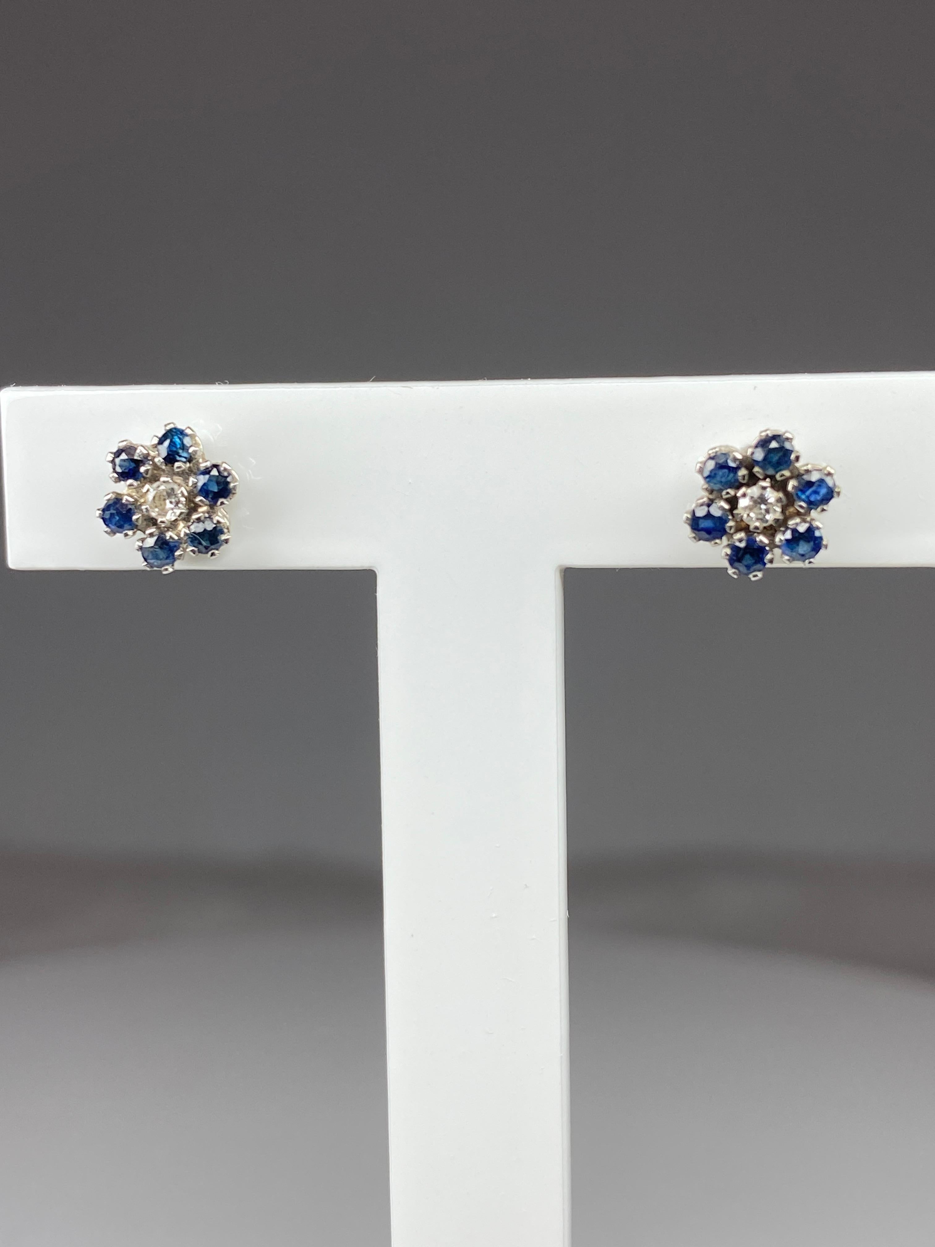 18 Carat Gold Earrings Set with Sapphires and Diamonds, Flower Model In Good Condition In VERSAILLES, FR