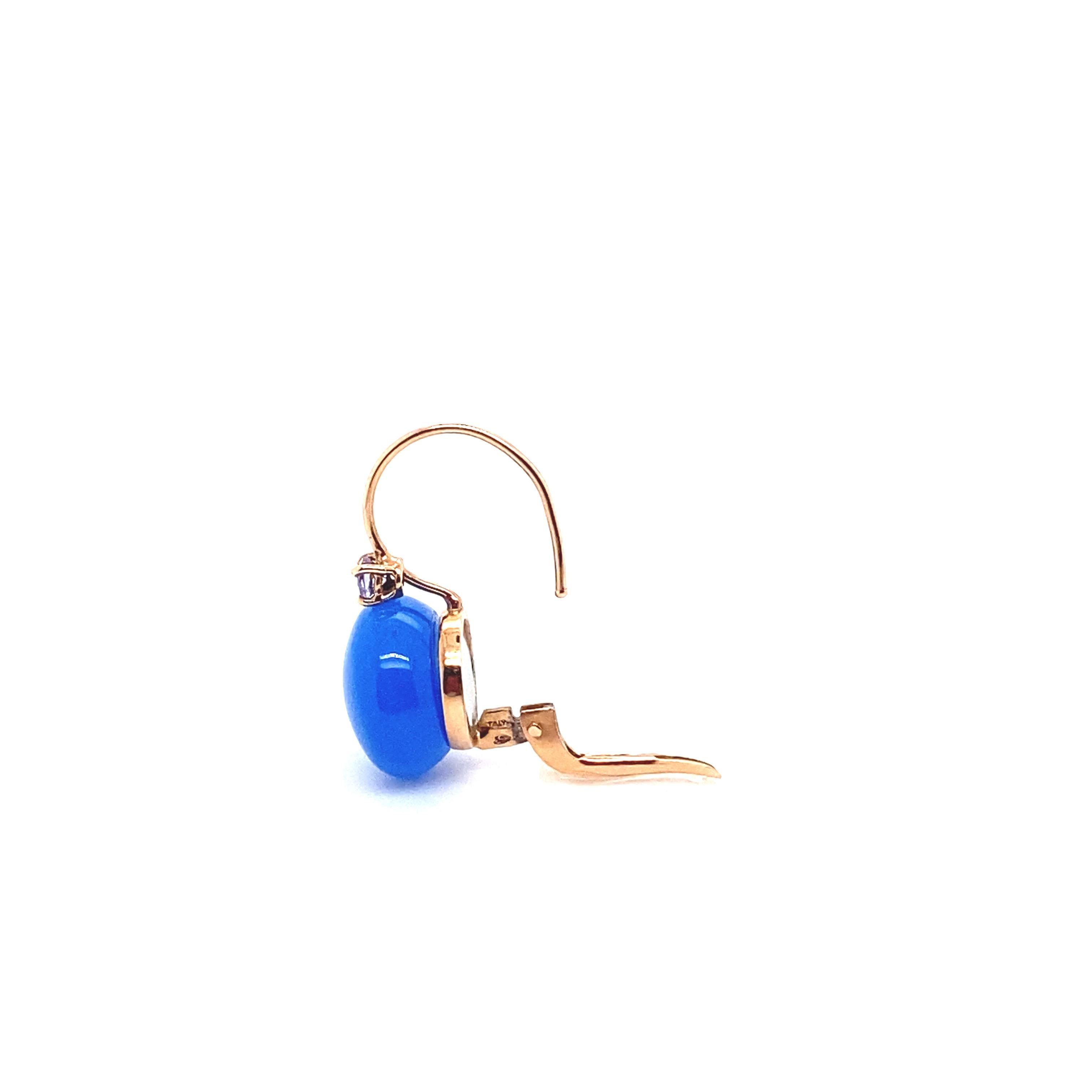 18 Carat Gold Earrings Surmounted by a blue agate and with a Tanzanite 
18 carat gold earring surmounted by a round cut blue agate and accompanied by a brilliant cut tanzanite, 0.14 carats 
The weight of gold is 2.5 g. 
The Blue Agate measures 1.3