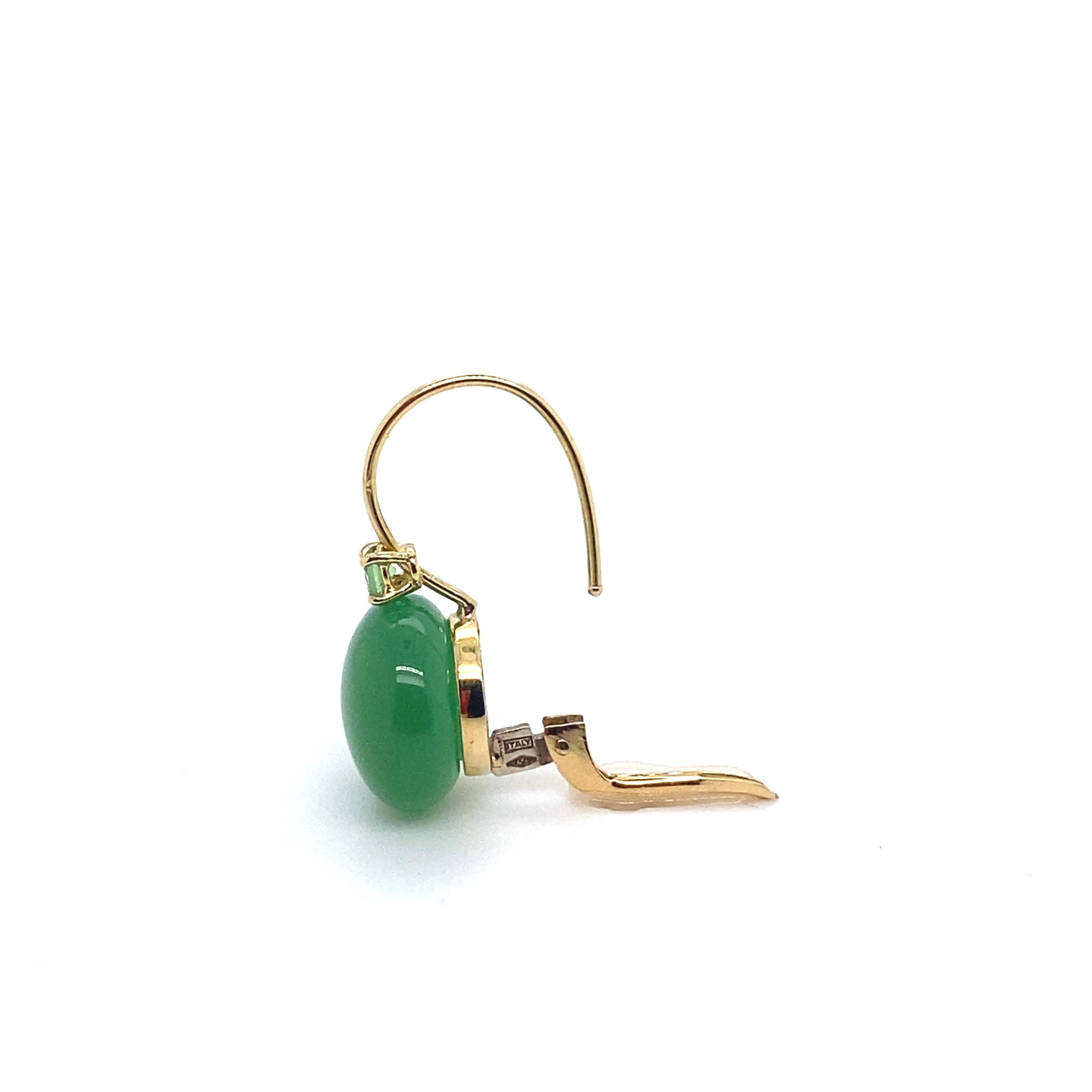 Willkommen auf unserer Schauseite, auf der wir Ihnen dieses prächtige Paar Ohrringe aus 18-karätigem Gold präsentieren, das mit einem runden grünen Achat und einem Tsavorit im Brillantschliff verziert ist - eine elegante Kombination aus Farbe und