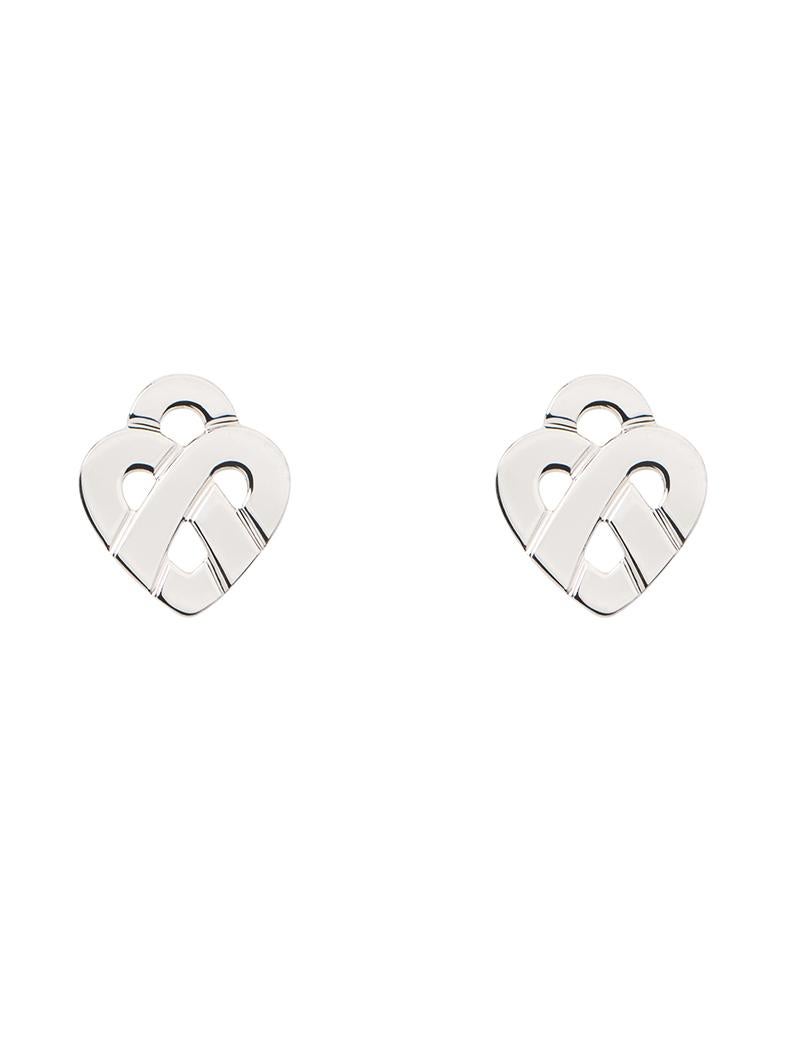 The timeless Poiray collection, Coeur Entrelacé, reveals itself in pure lines, with generous curves, and is dressed in gold or diamonds to celebrate all loves.

Cœur Entrelacé earrings in white gold.

Please note that the carat weight, number of