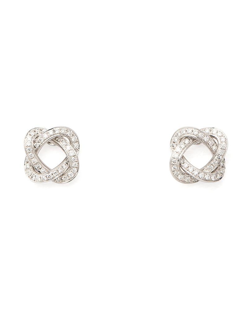 With its two delicately intertwined gold strands, the Tresse collection is inspired by the elegance of couture and symbolises the bond of love.

Tresse earrings in white gold with diamonds.

Pattern size: 9x9 mm
Stone: diamond - 0.2 carat
Average