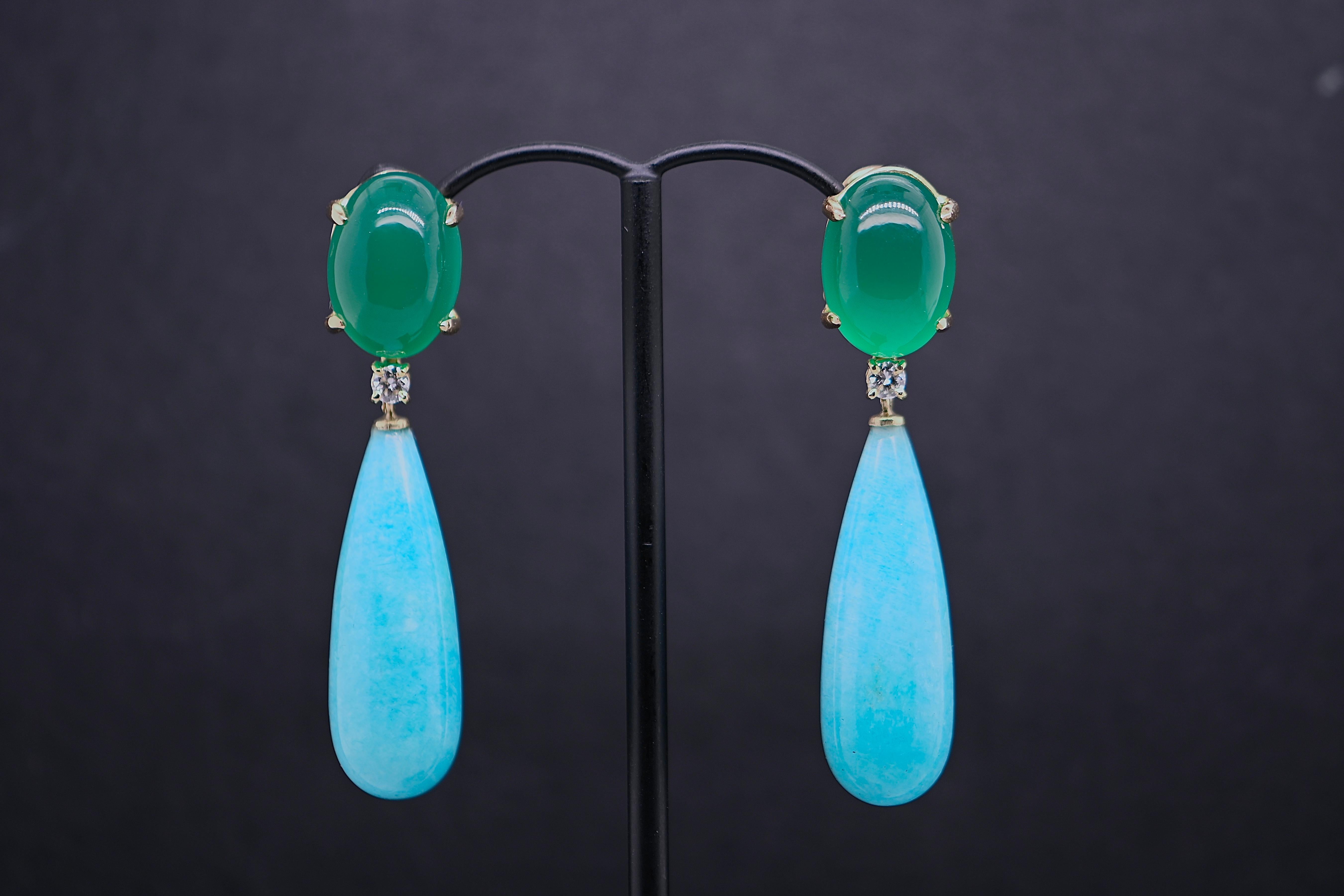 Questi squisiti orecchini, che emanano eleganza, vantano splendide pietre di agata verde e amazzonite blu, delicatamente ornate da scintillanti diamanti da 0,14 carati. Con una lunghezza generosa di 4,5 cm, scendono con grazia dalle orecchie,