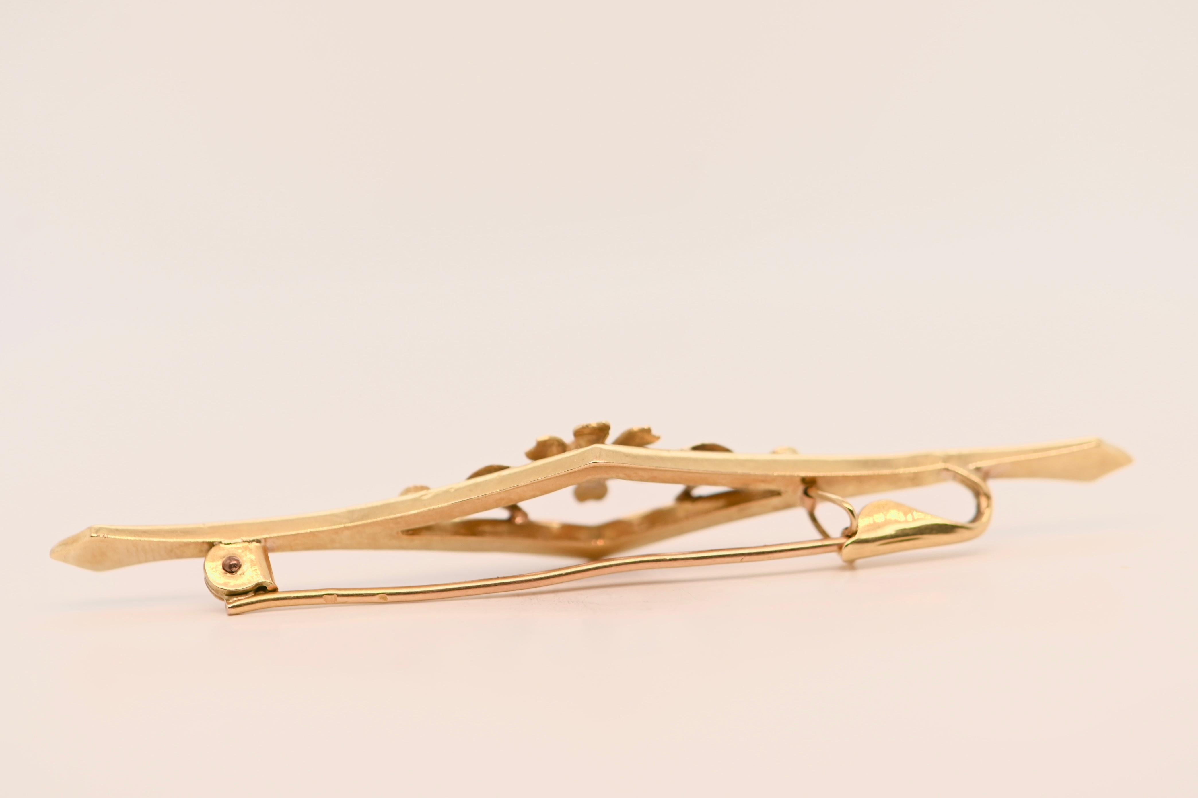 Brilliant Cut 18 Carat Gold Flower Brooch Adorned With A Ruby For Sale