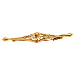 Broche fleur en or 18 carats ornée d'un rubis
