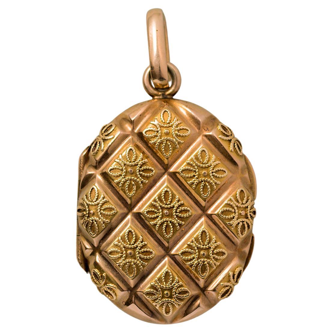Retro 9 Carat Gold Tri Colored Oval Locket For Sale at 1stDibs