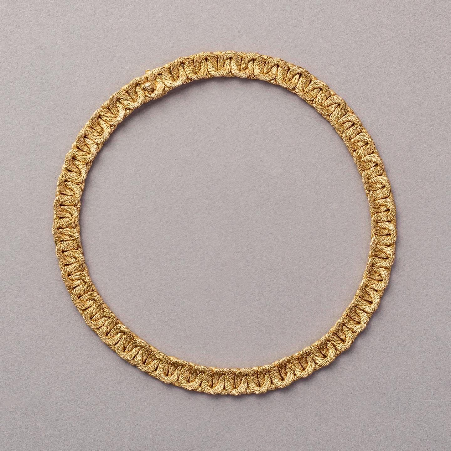 So chic! An 18 carat yellow gold necklace with juxtaposed links of woven gold, master mark: Georges Lenfant, France, circa 1970. 

weight: 106.28 grams
length: 41.5 cm
width: 10 - 11 mm 
