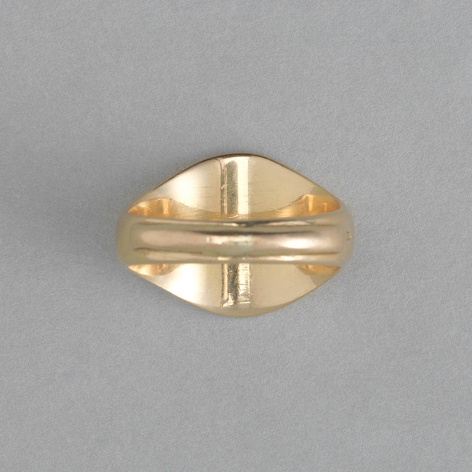 An 18 carat gold seal ring with the symbol of the aquarius zodiac, master mark: Jean Després, France.

weight: 9.5 grams
ring size: 17.5 mm. / 7.5 US