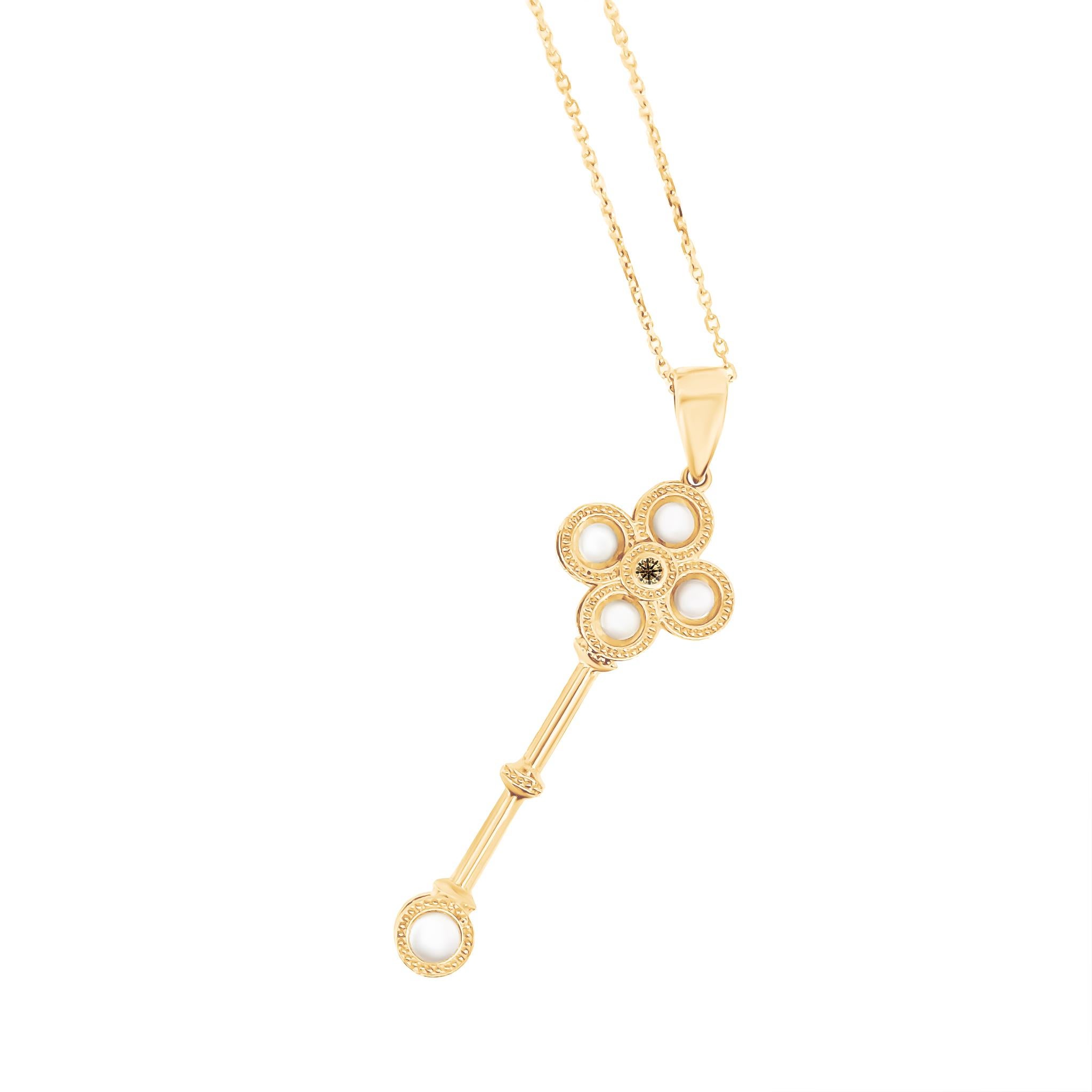 Ce superbe pendentif est une ode au symbolisme intemporel de la clé - un emblème Revere d'accès, de bonne fortune et de la capacité à débloquer son véritable potentiel. Réalisée en or jaune 18 carats, elle est ornée d'un seul diamant rond de taille