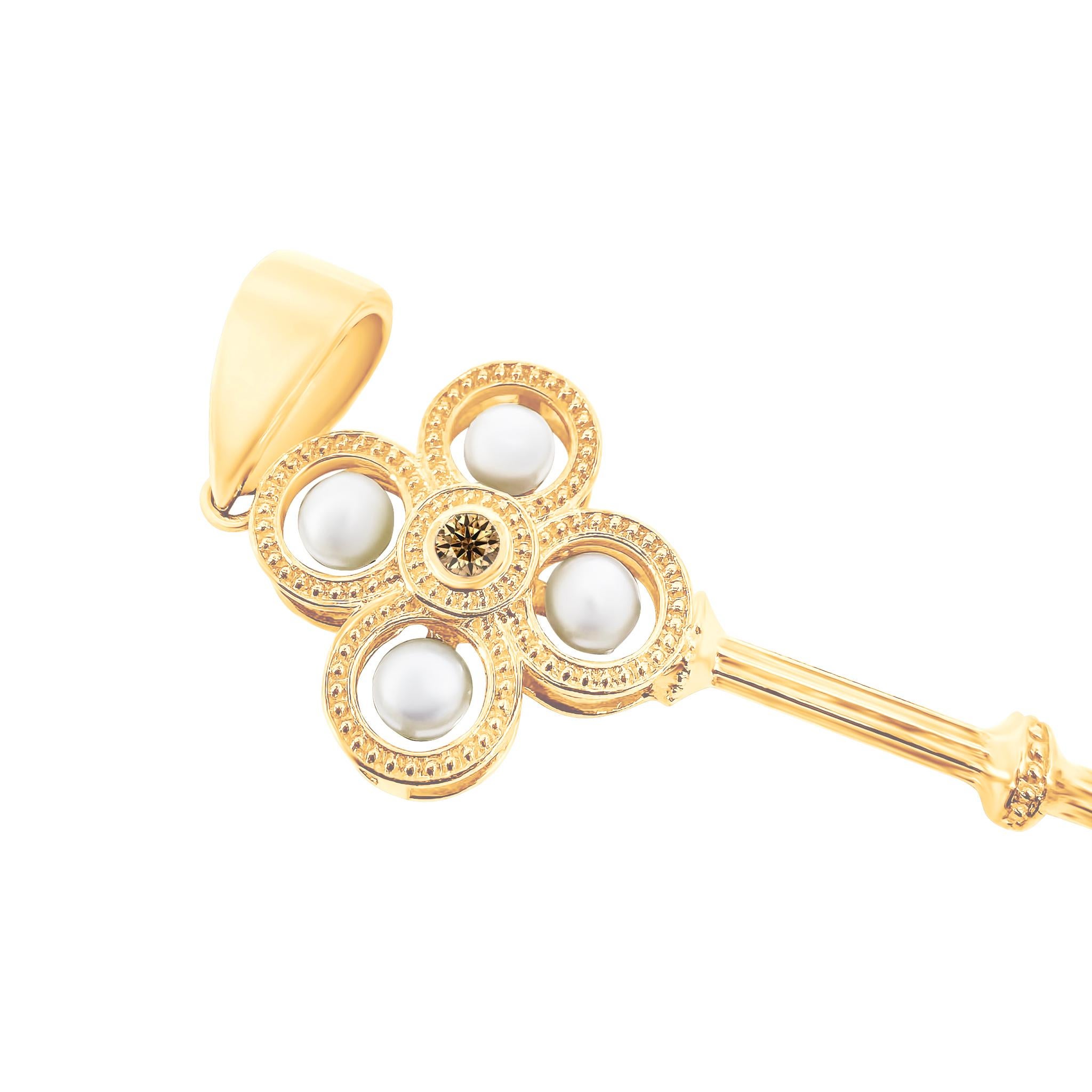 18 Carat Gold Key Pendant with Japanese Pearls en vente 1