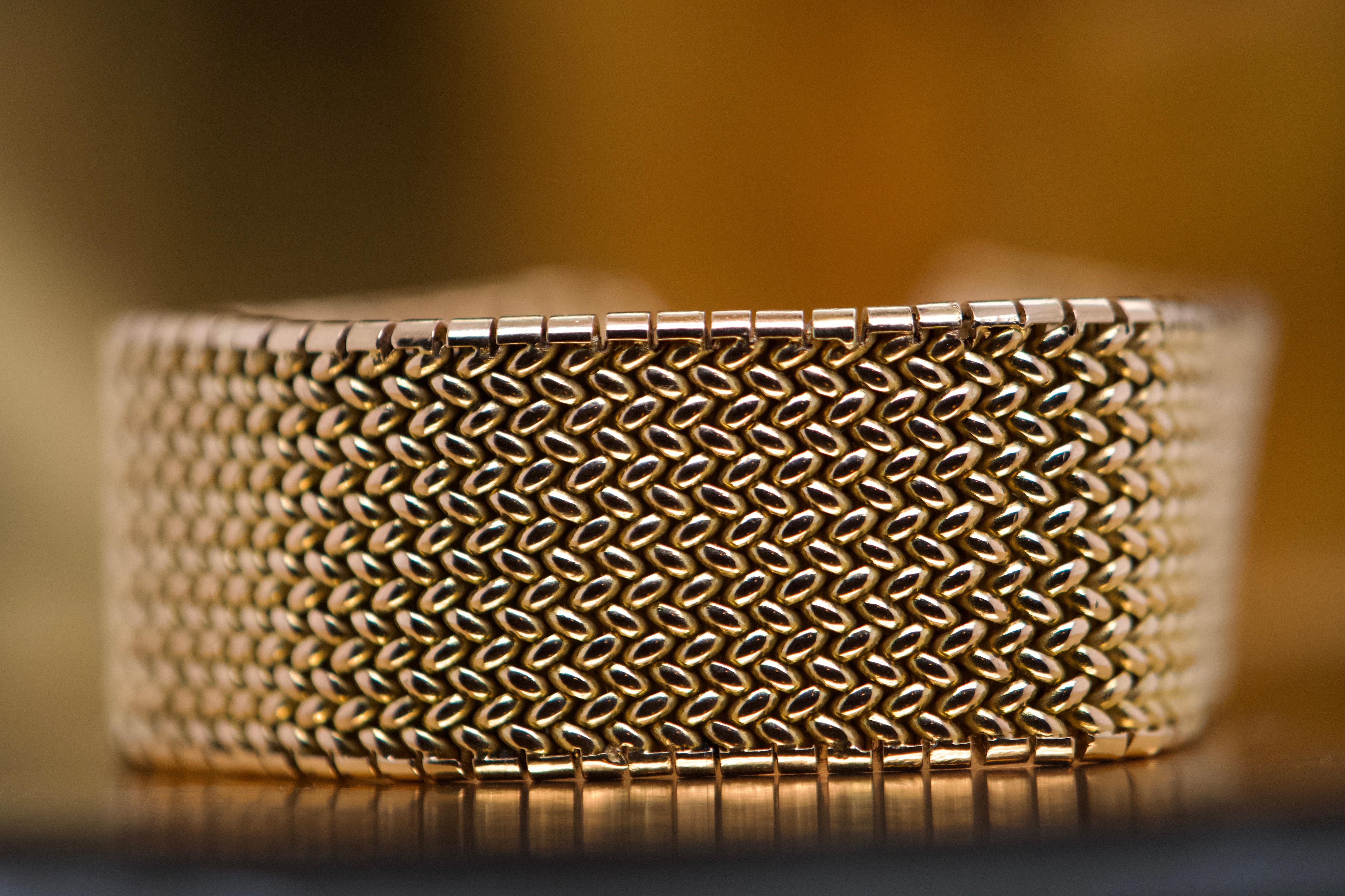 Modern 18 Carat Gold Milanese Link Bracelet For Sale