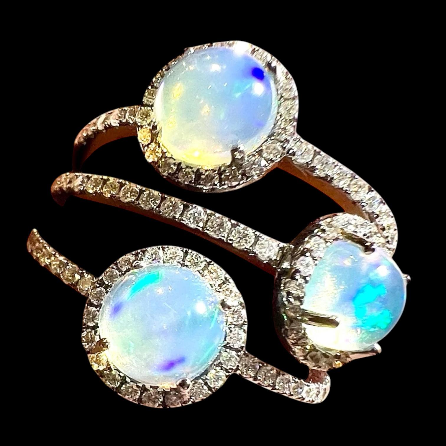 Anillo de oro de 18 quilates con ópalo y diamantes en venta 4