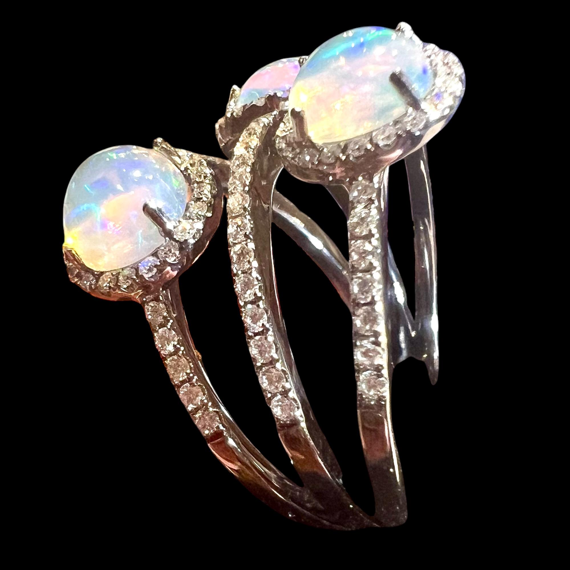 Anillo de oro de 18 quilates con ópalo y diamantes en venta 8