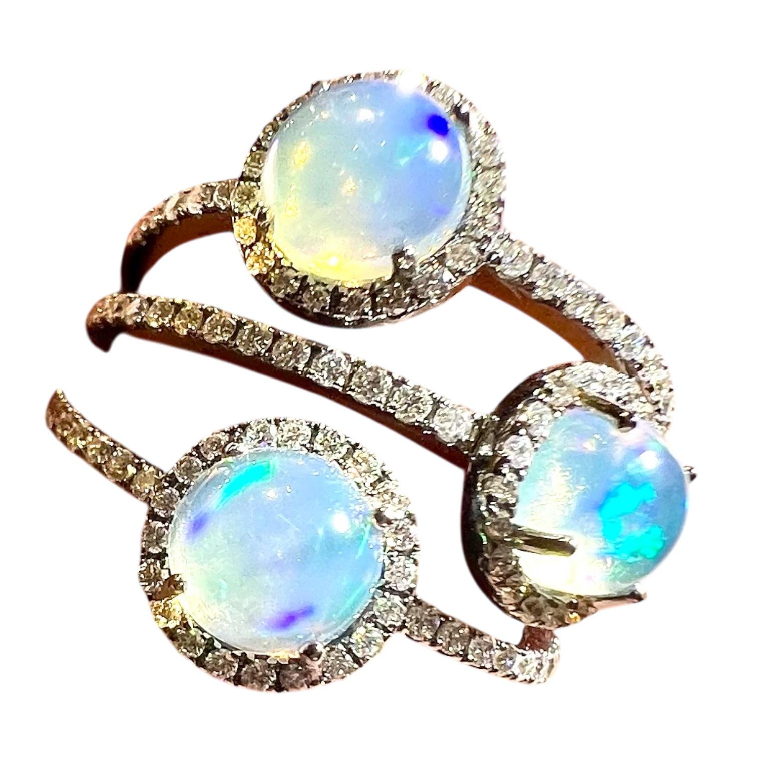 Anillo de oro de 18 quilates con ópalo y diamantes en venta 10