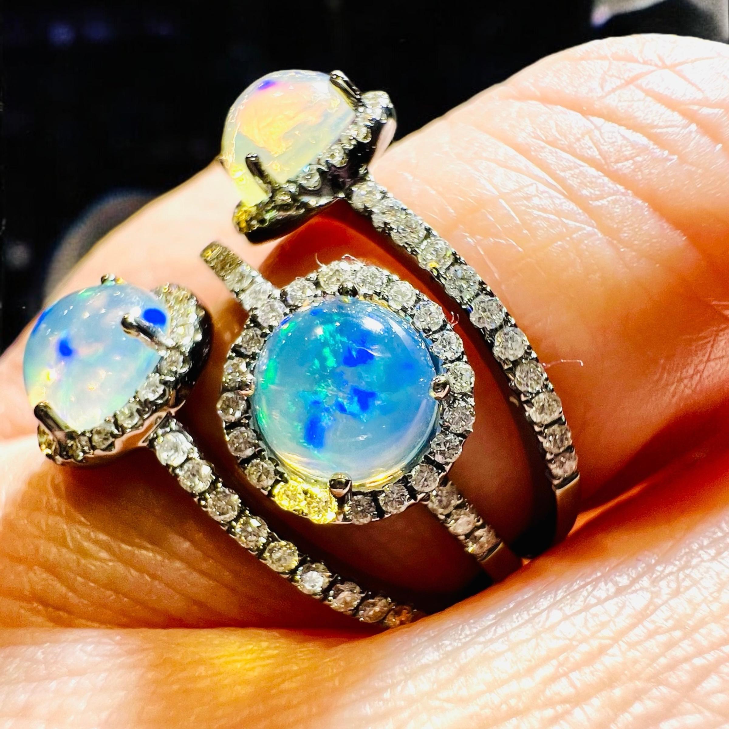 Magnífico anillo, modelo de tres anillos unidos, en oro de 18 quilates, 
trabajo de un efecto ennegrecido sobre el oro,
 engastado con 