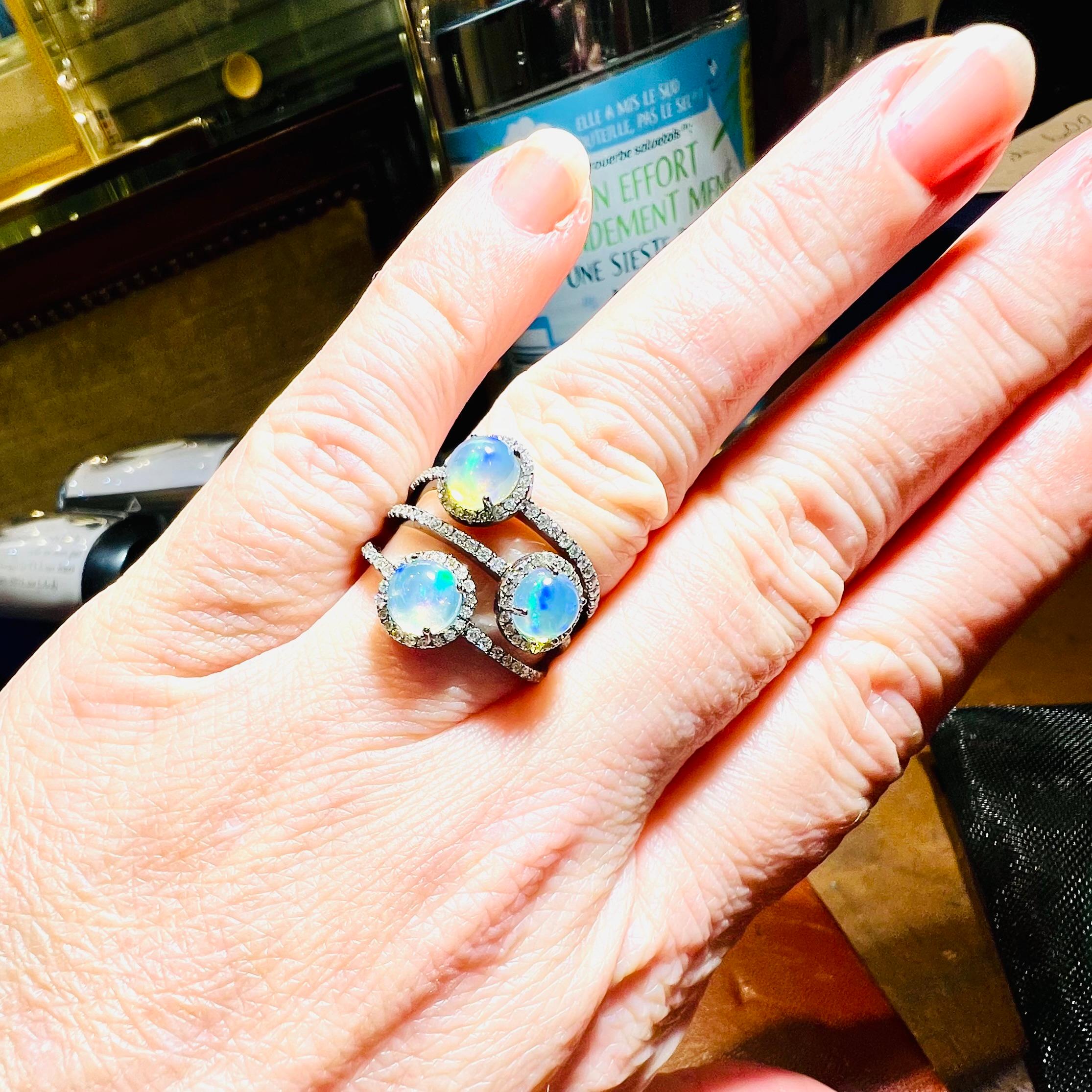 Anillo de oro de 18 quilates con ópalo y diamantes en venta 14