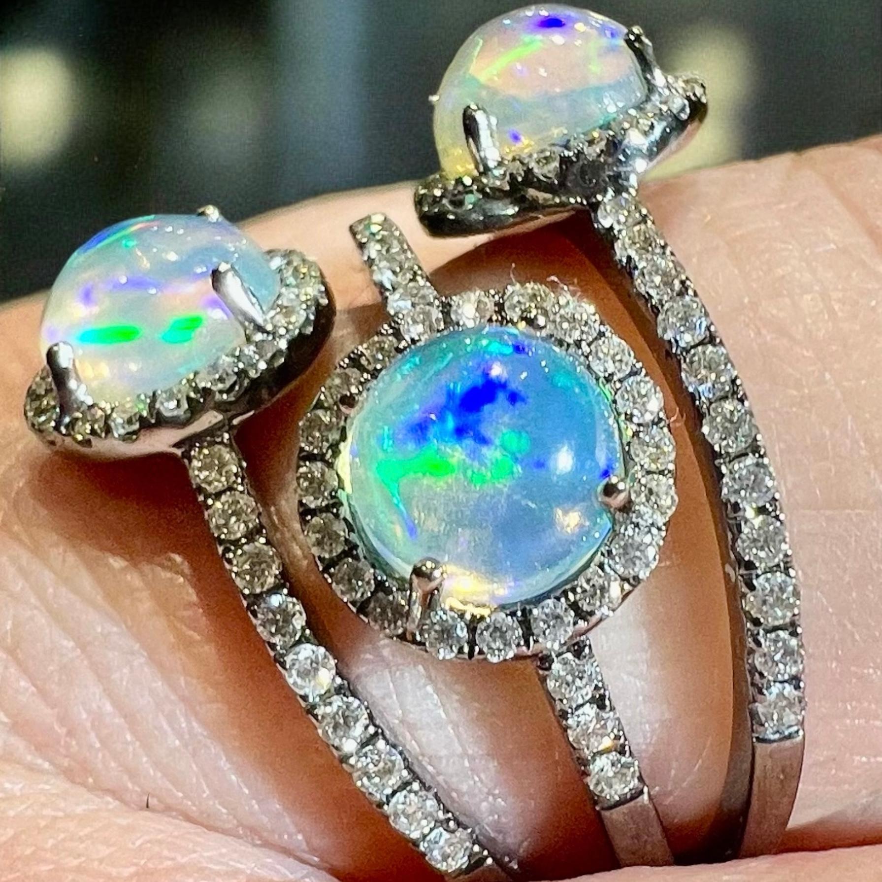 Anillo de oro de 18 quilates con ópalo y diamantes Cabujón en venta