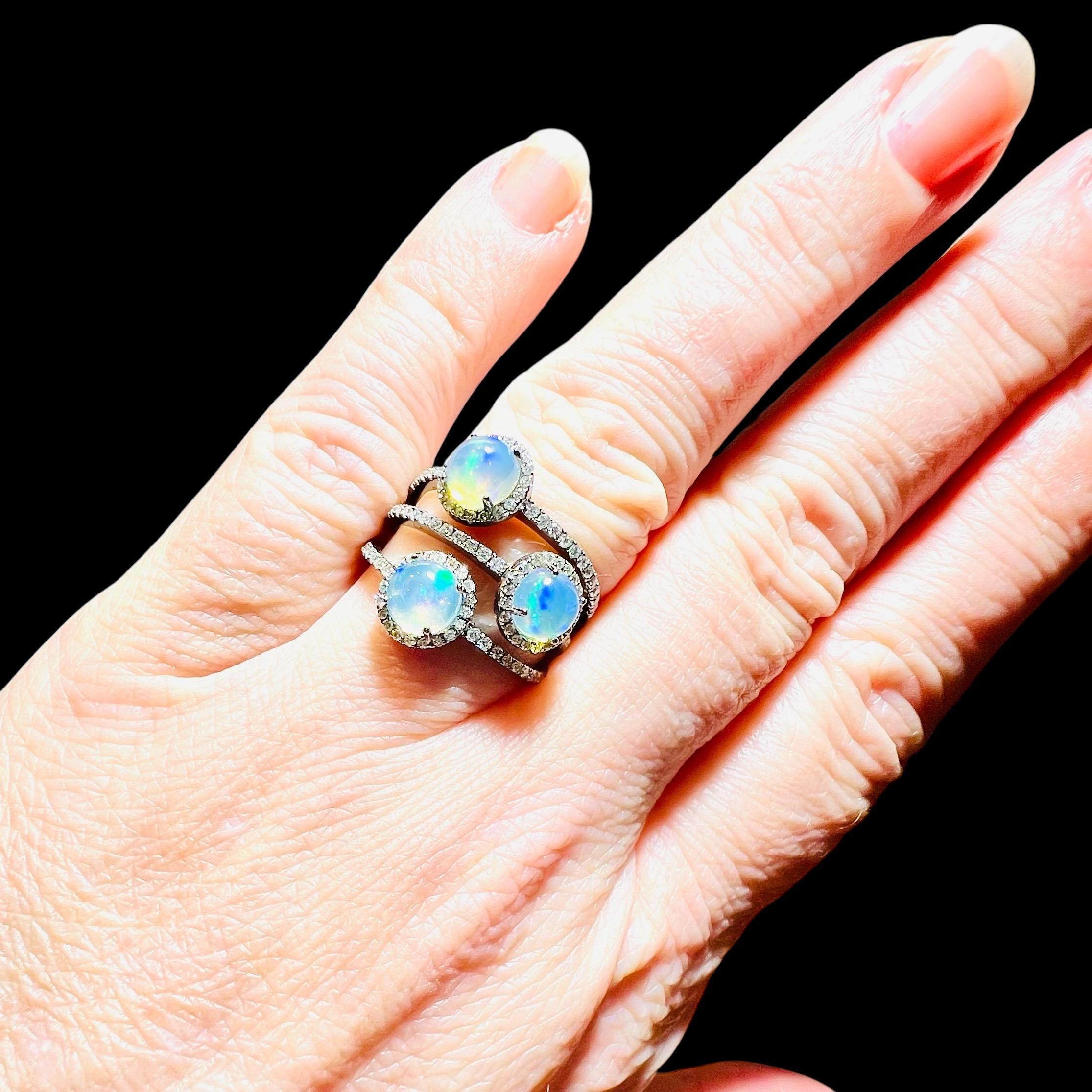 Anillo de oro de 18 quilates con ópalo y diamantes en Bueno estado para la venta en SAINT-OUEN-SUR-SEINE, FR