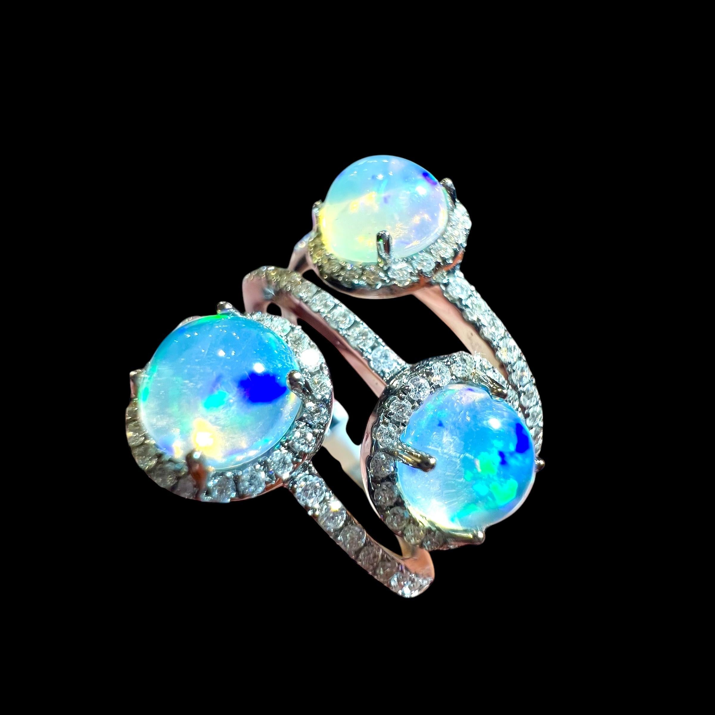 Anillo de oro de 18 quilates con ópalo y diamantes en venta 3