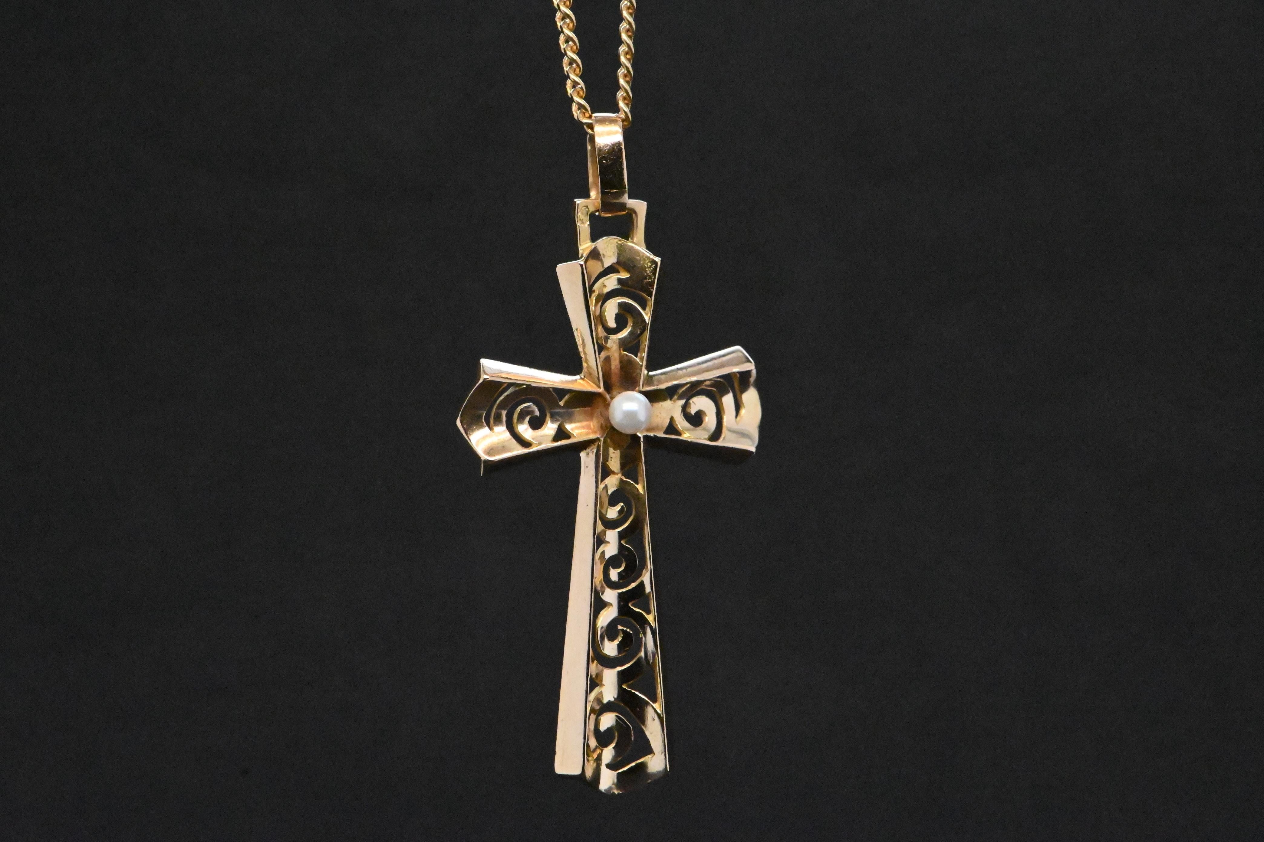 Ce pendentif en forme de croix en or 18 carats est un symbole raffiné de votre foi. Deux poinçons, l'un représentant une tête d'aigle et l'autre un poinçon de maître, certifient la qualité de l'or 750 millièmes, garantissant l'authenticité et la