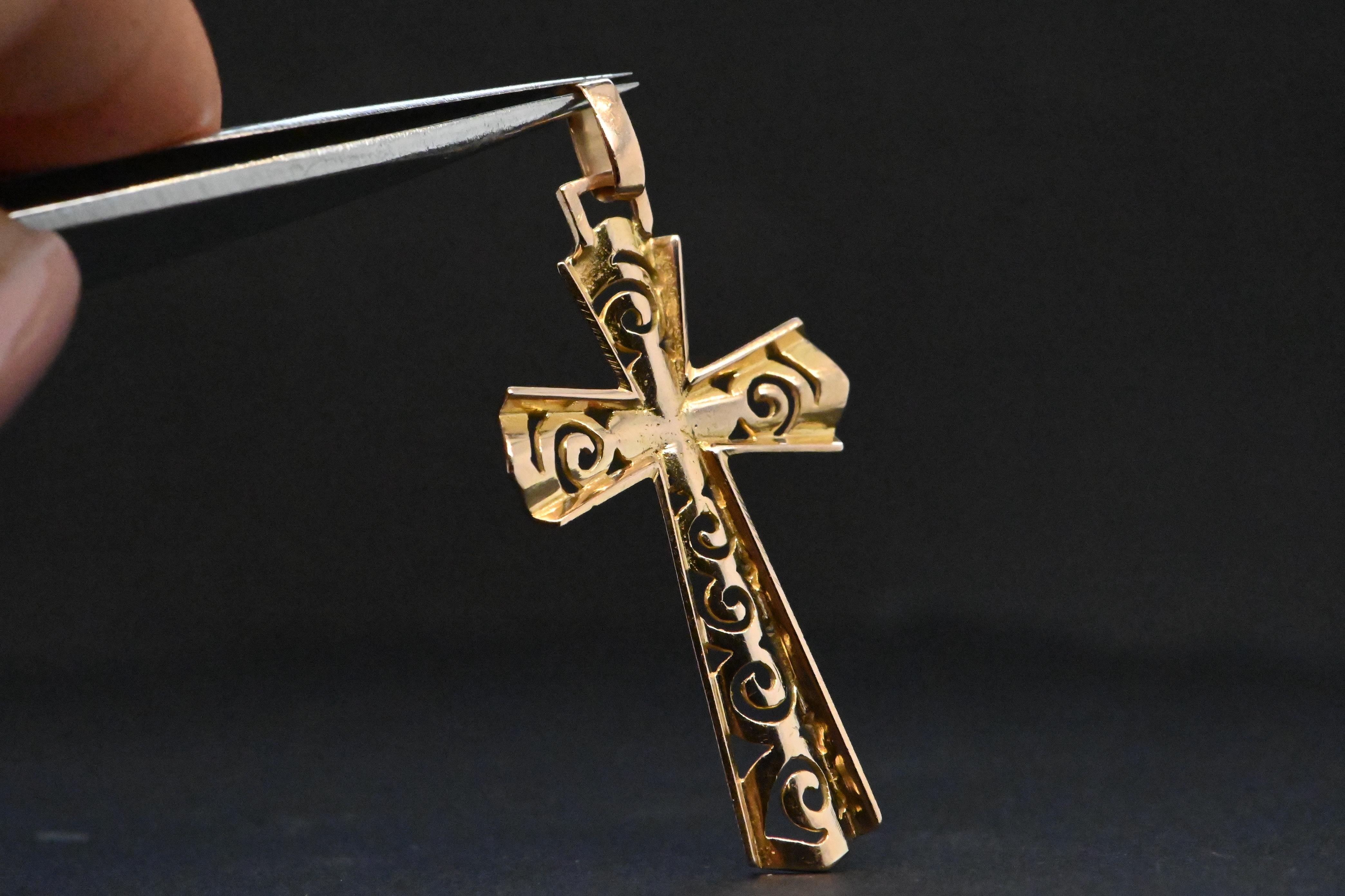 Artisan Croix ajourée en or 18 carats ornée d'une perle en vente