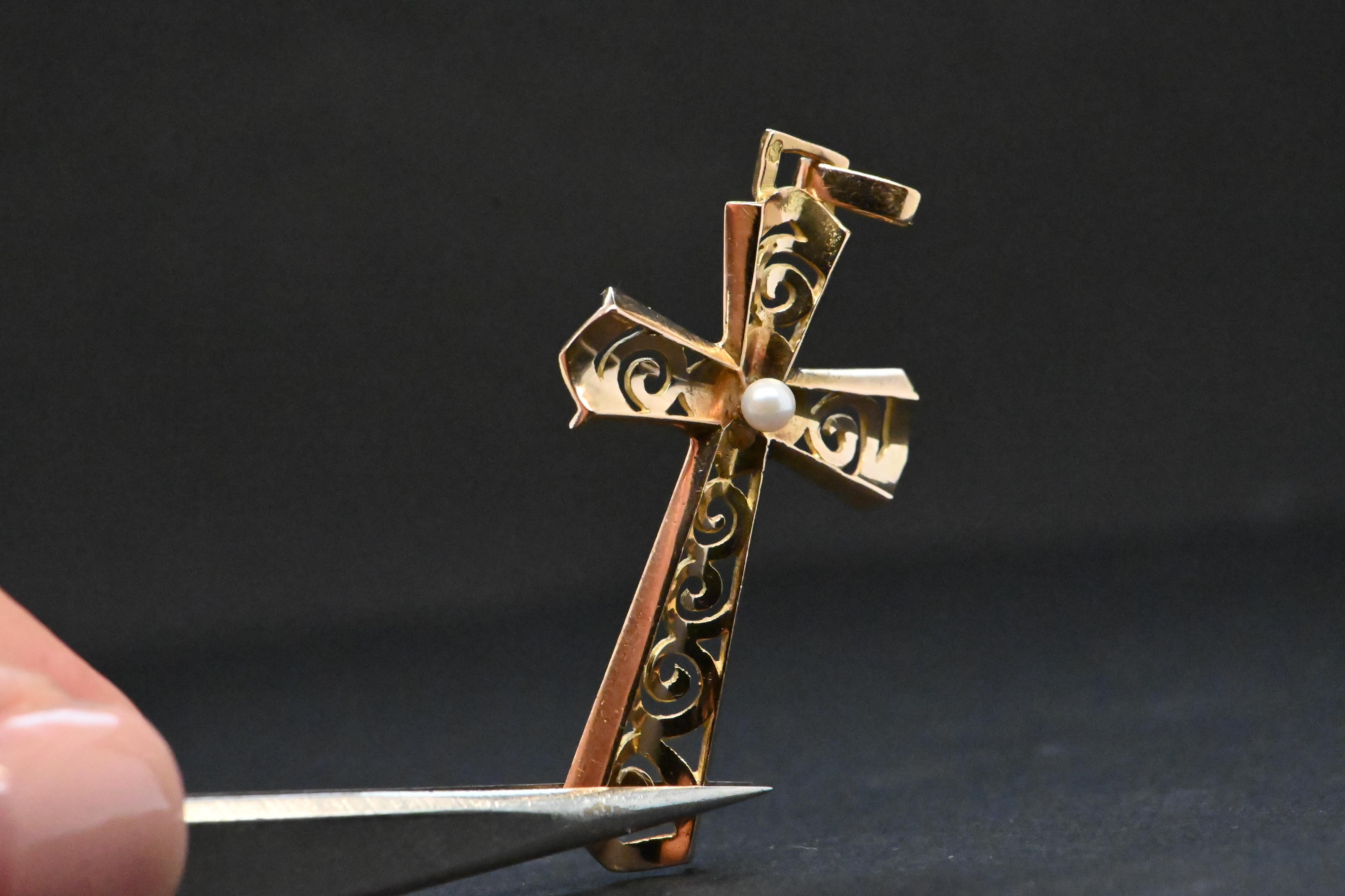 Taille pampille Croix ajourée en or 18 carats ornée d'une perle en vente