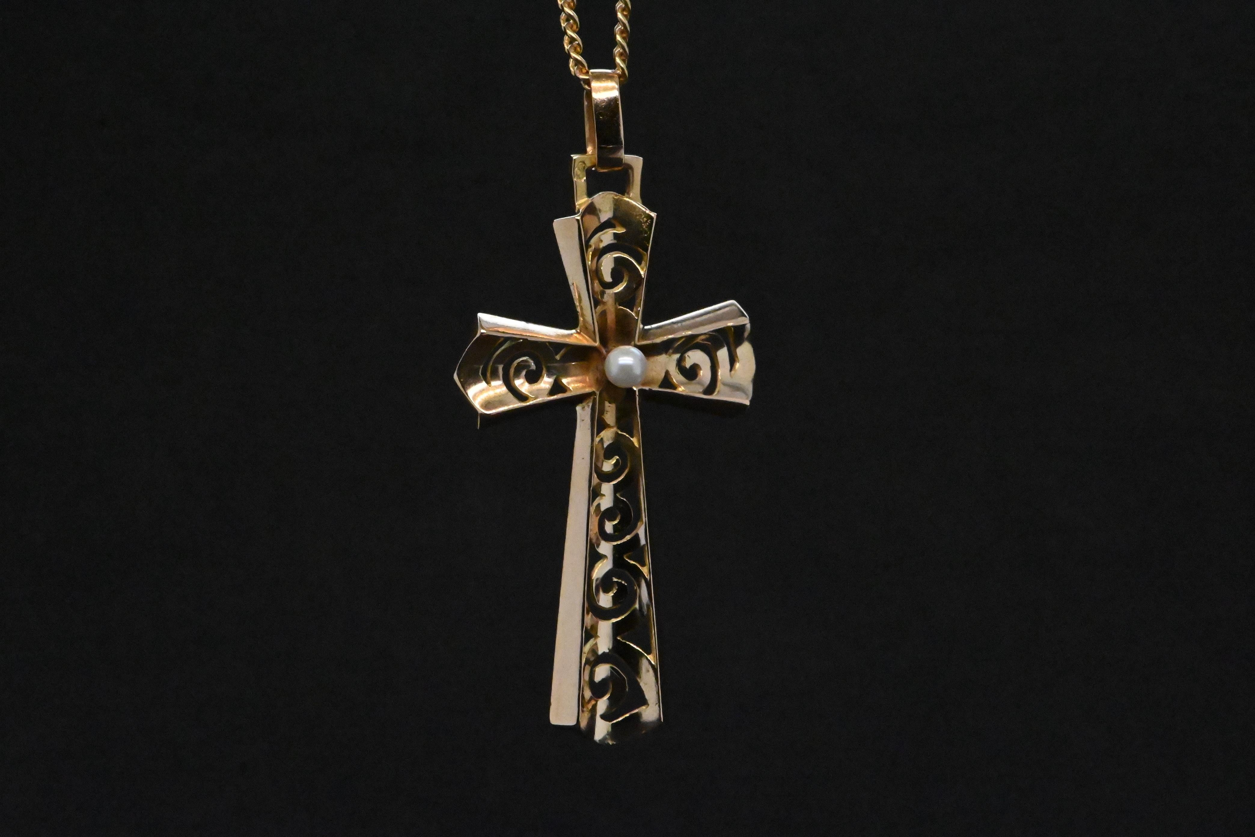 Croix ajourée en or 18 carats ornée d'une perle Excellent état - En vente à Vannes, FR
