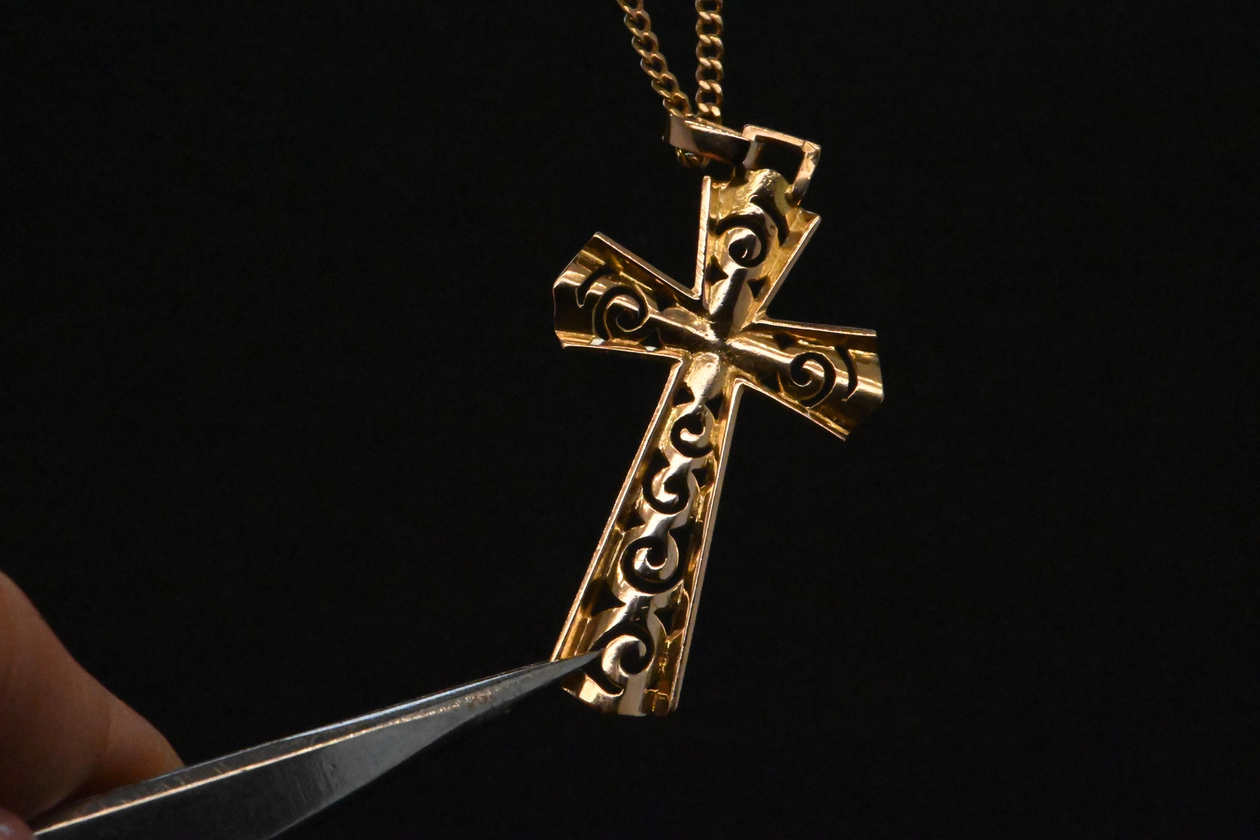 Croix ajourée en or 18 carats ornée d'une perle Unisexe en vente
