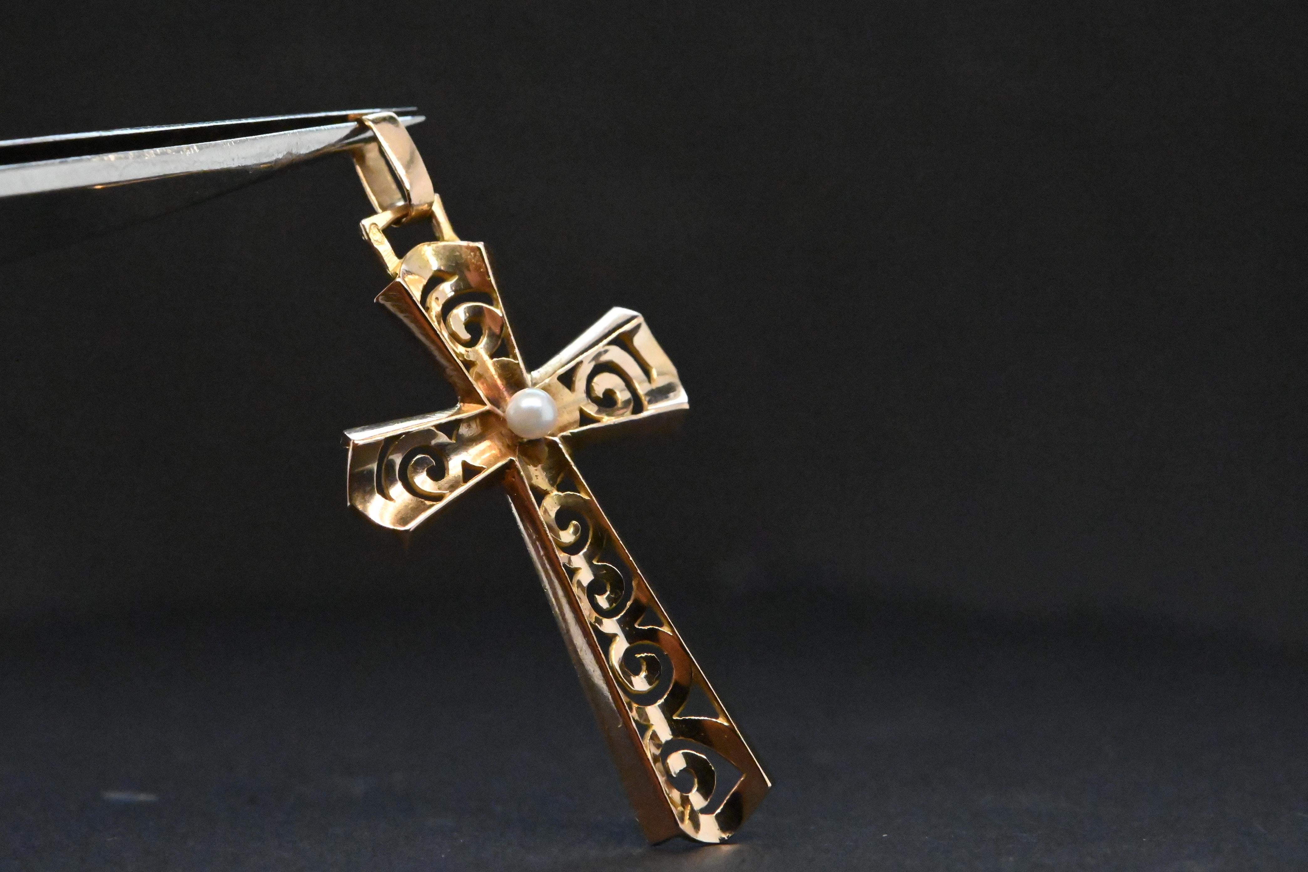 Croix ajourée en or 18 carats ornée d'une perle en vente 1